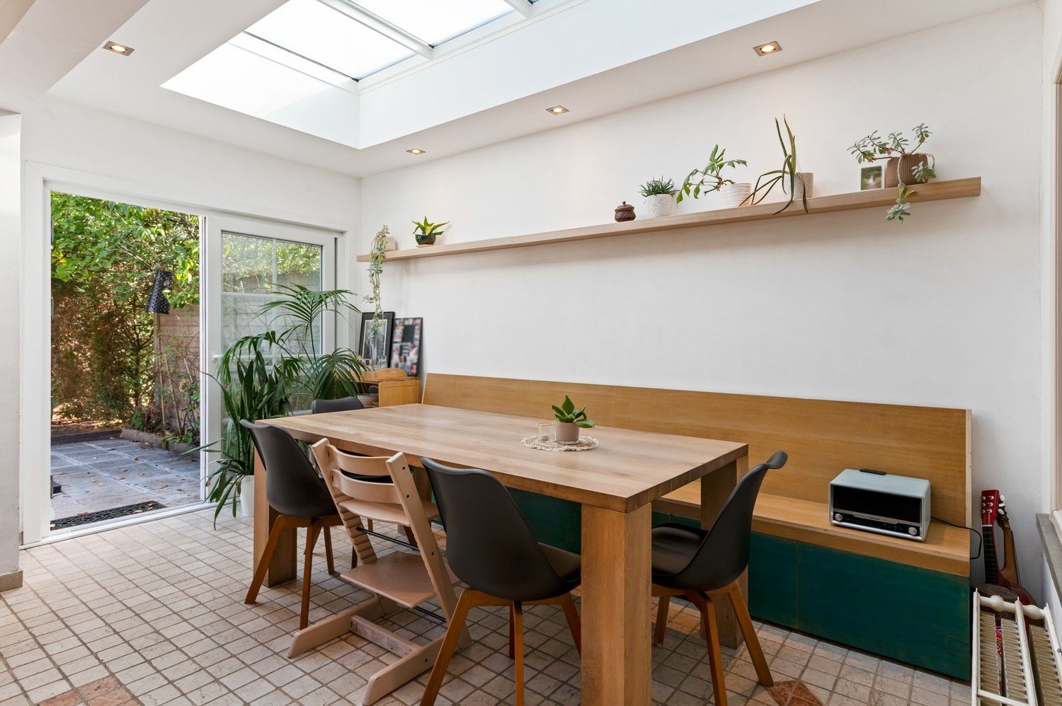 Instapklaar, ruim huis met 4 slaapkamers en tuin te koop in Schoten! foto 11