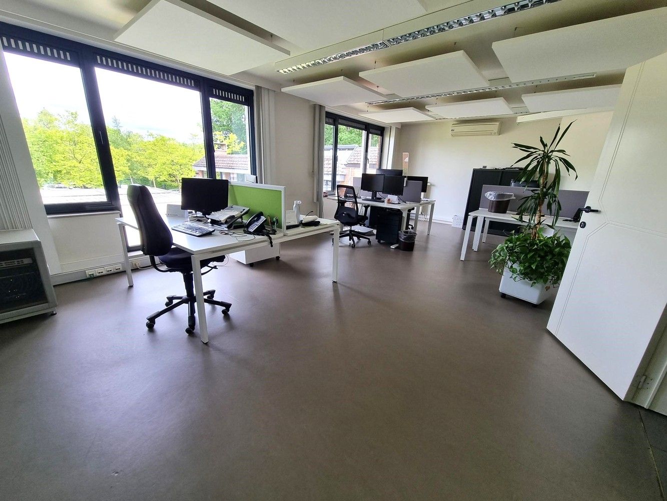 Kantoorgebouw met magazijnruimte, bruto vloeropp 2.916m² op een totaal perceel gelegen van 94a33ca. foto 7