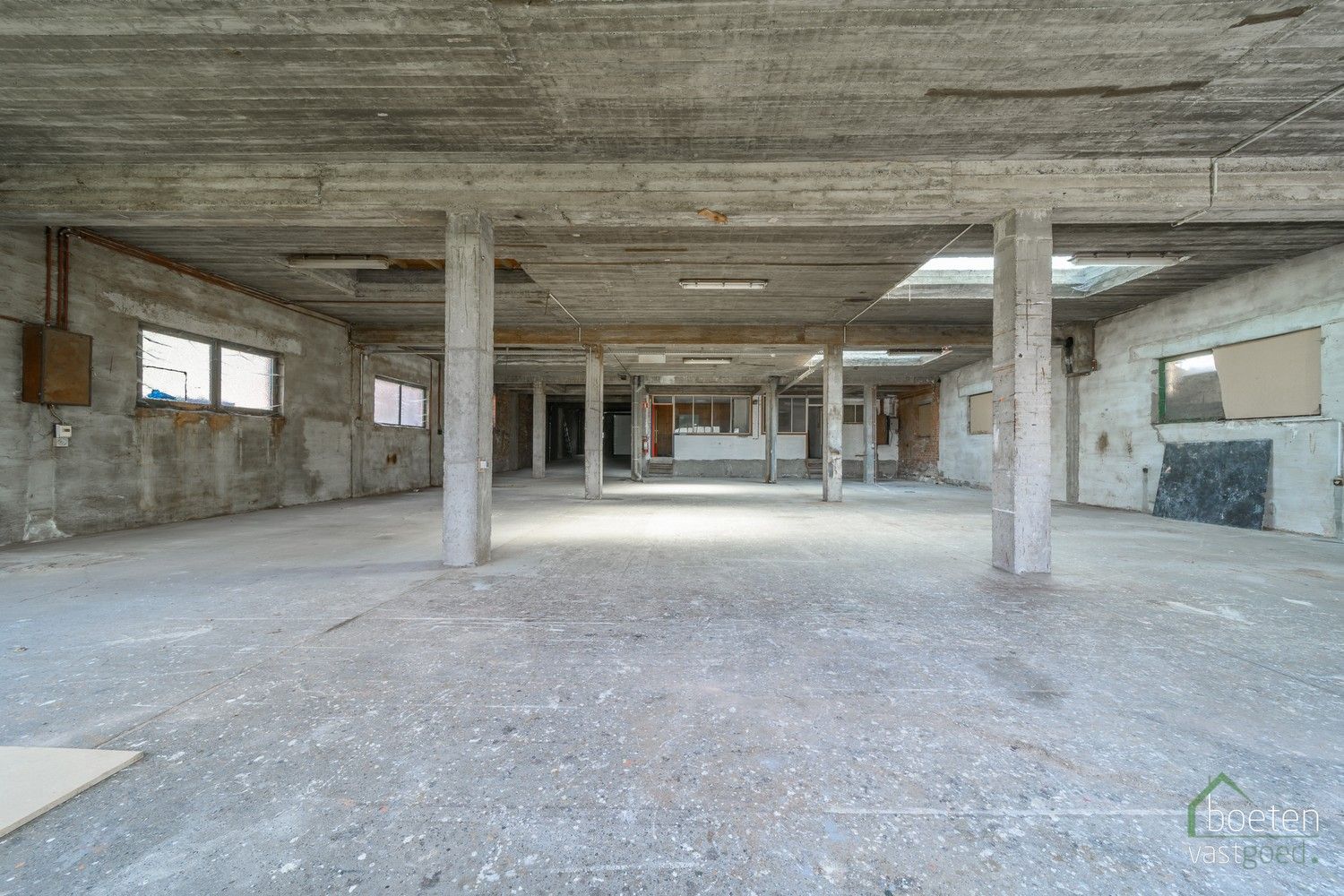 Veurne: Opslagplaats van ca 360m² met dubbele garage en ontsluiting achteraan in het centrum foto 8