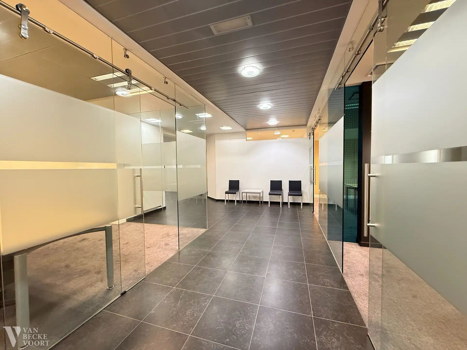 Ruim handelsgelijkvloers op hoekligging 330m² foto 11