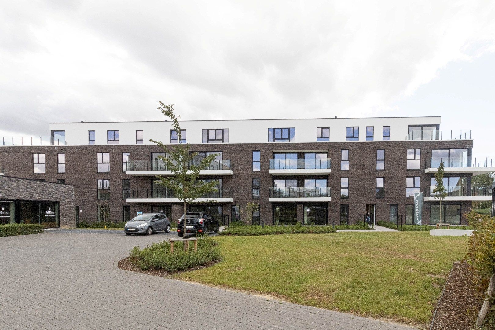 ! NIEUWE VOORWAARDEN! Zeer mooi afgewerkt en instapklaar nieuwbouwappartement gelegen in groene zone met mogelijkheid tot bijhuren van ondergrondse autostaanpla foto 2