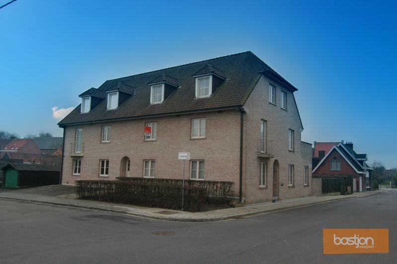 Ruim duplex appartement (160m²) in het centrum van Aalbeke. foto {{pictureIndex}}