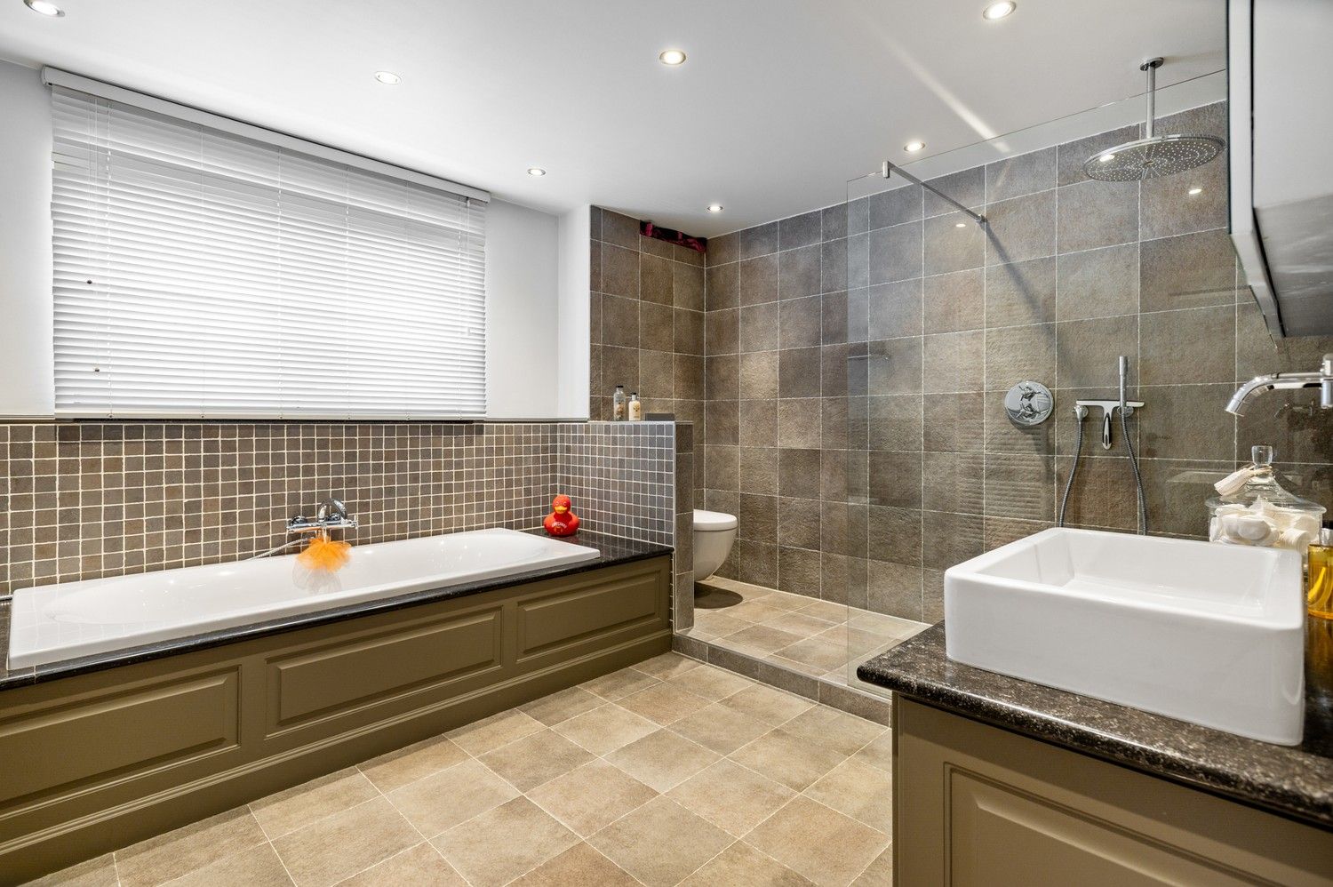 Prachtige woning met 3 ruime slaapkamers, inpandige garage met oprit, tuin & atelier! foto 15