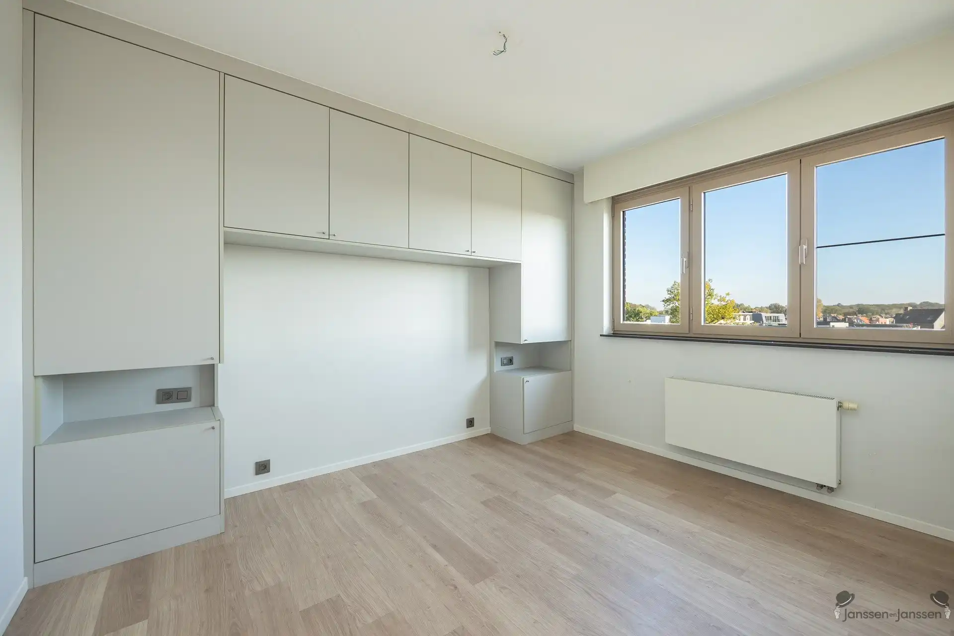 Instapklaar appartement met 2 slpks, terras en autostaanplaats foto 9