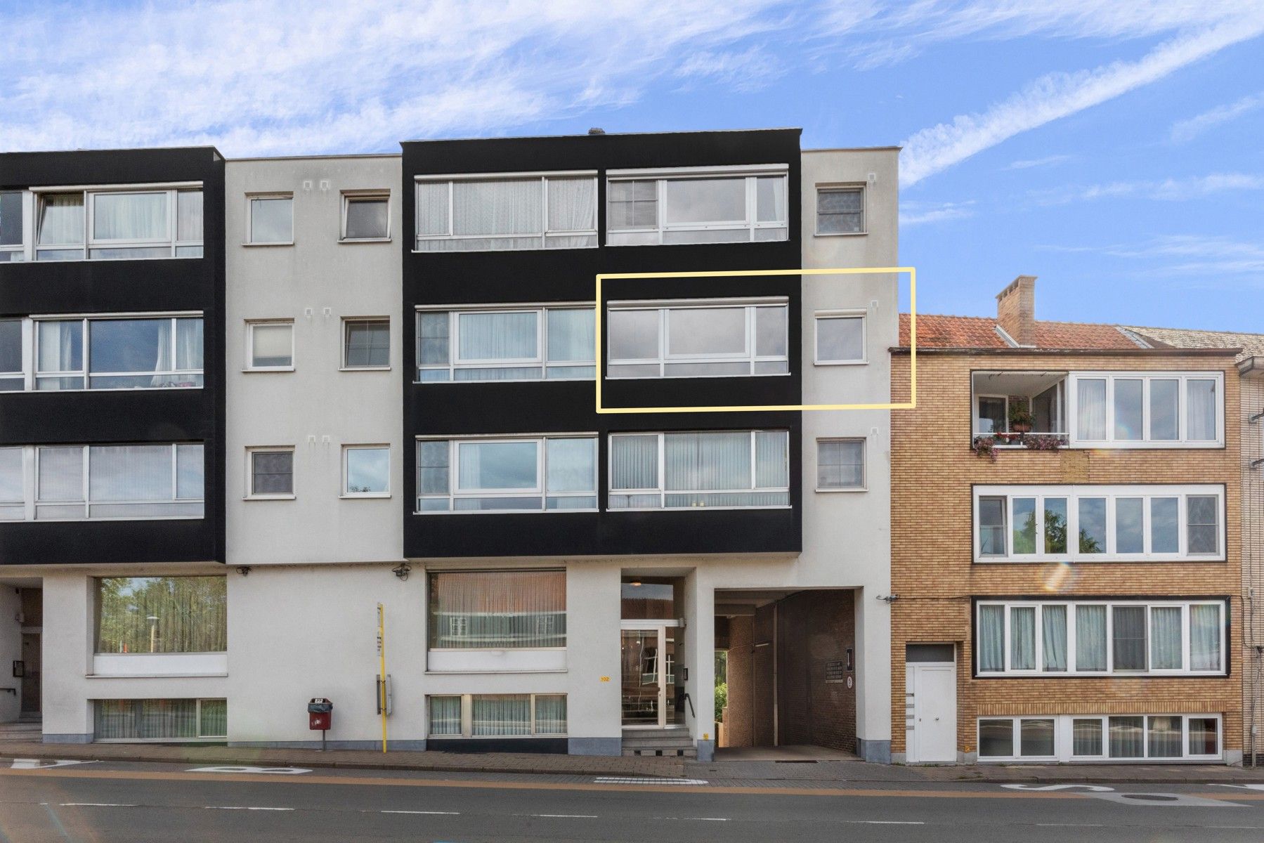 Instapklaar appartement met garage en terras in Deinze. foto {{pictureIndex}}
