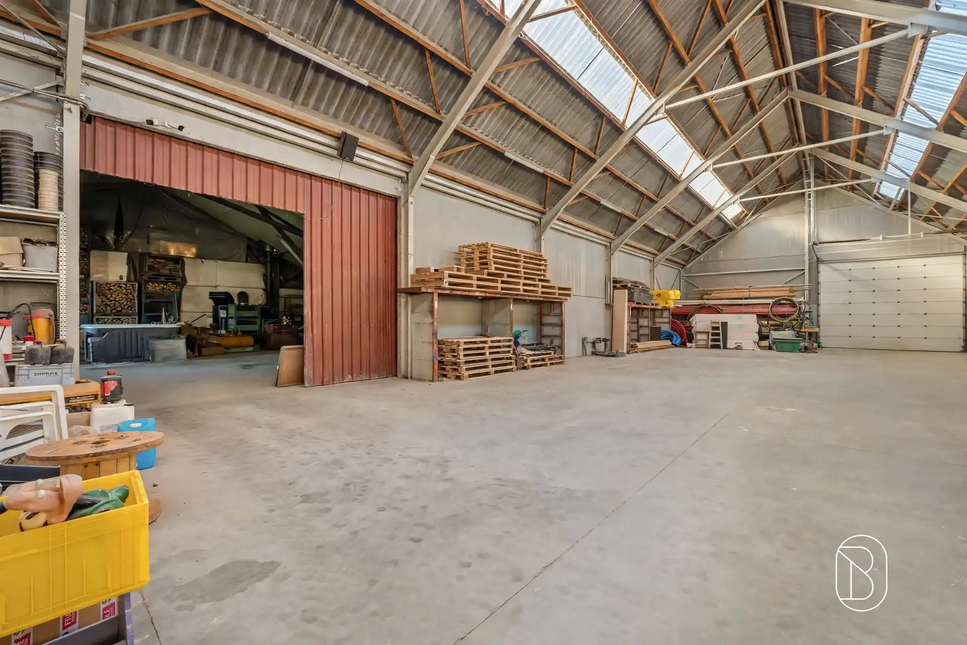 Recente woning met 2 loodsen en zwembad in Escanaffles foto 17