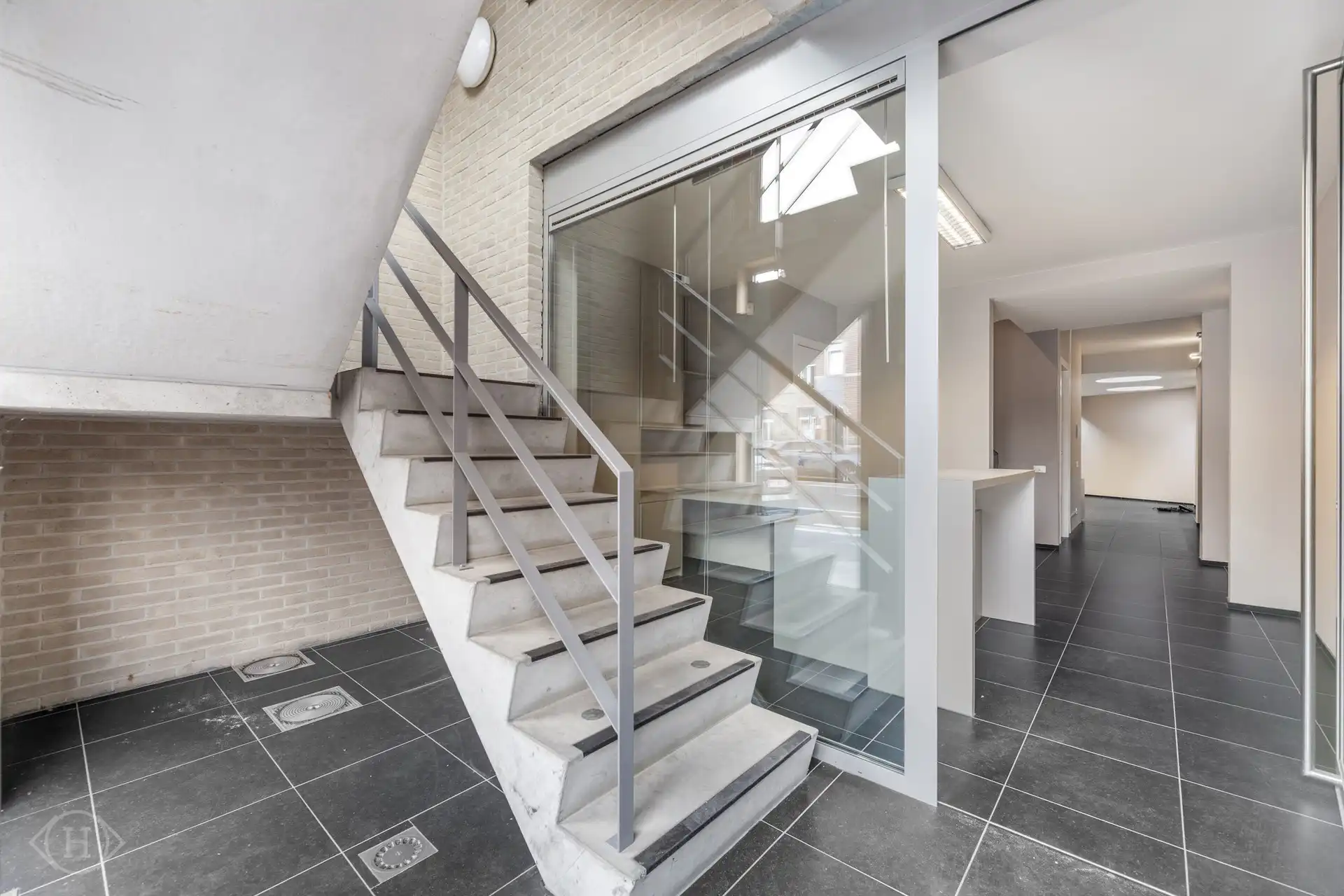 Opbrengsteigendom: Ruim kantoor + duplexappartement foto 3