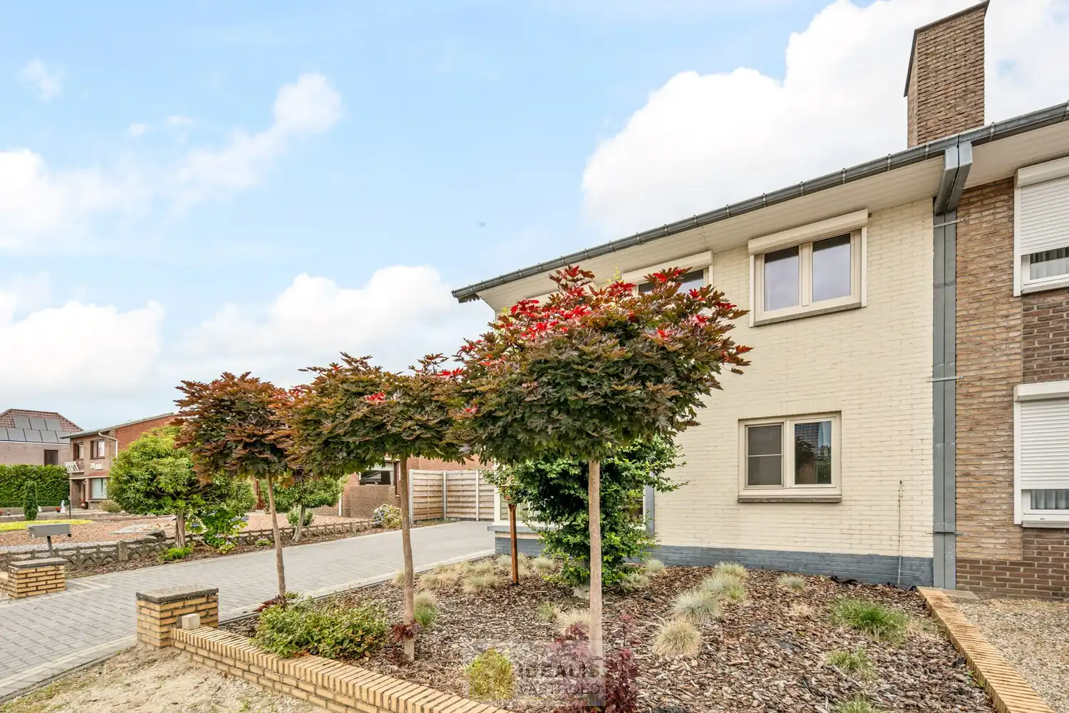CHARMANTE EN GOED ONDERHOUDEN WONING MET 2 SLAAPKAMERS, 2 BADKAMERS, KNAP UITGERUSTE KEUKEN EN LICHTRIJKE WOONKAMER OP EEN HEERLIJK PERCEEL MET GROEN VERGEZICHT! foto 3