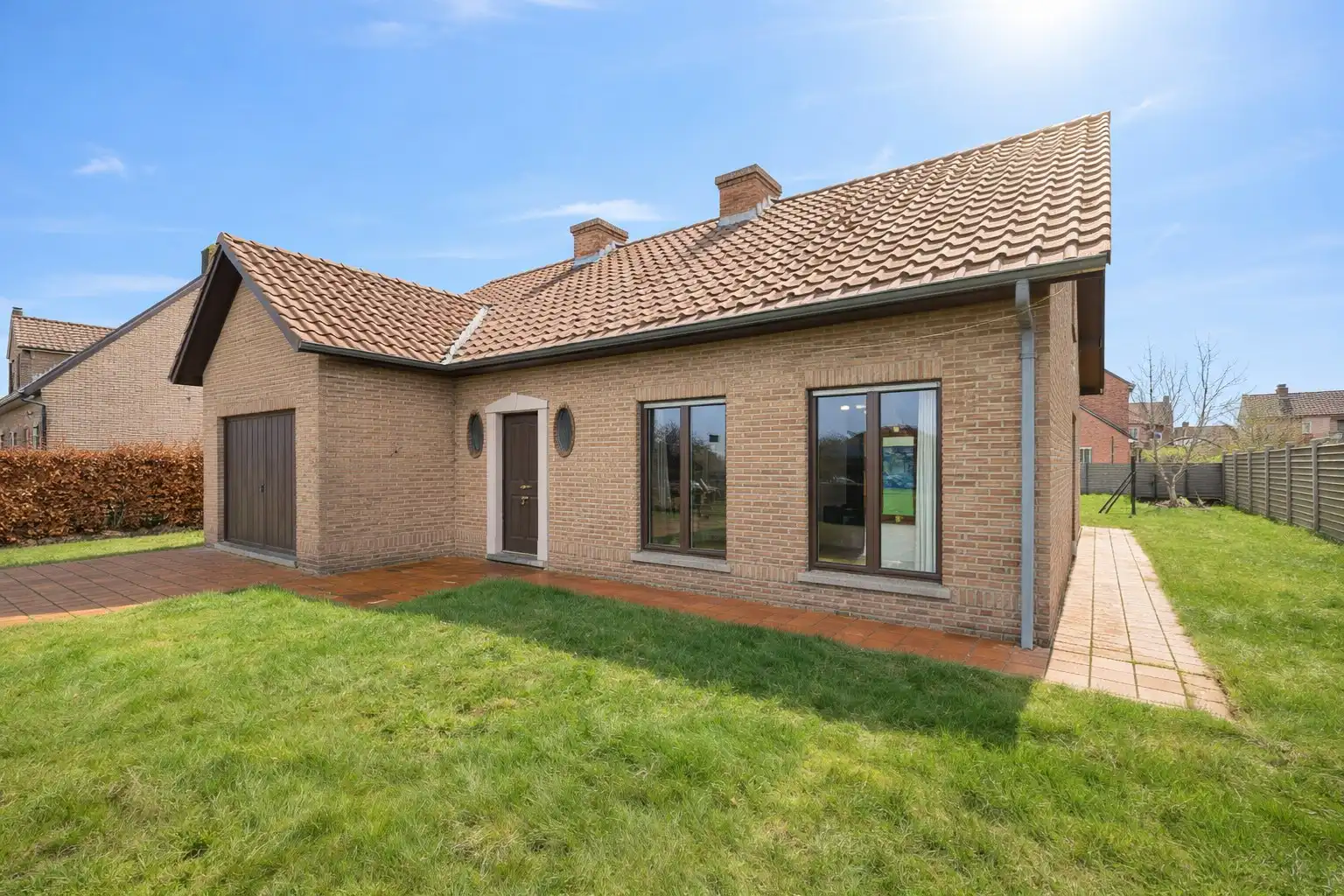 ALLEENSTAANDE WONING OP 586 m² MET TUIN | 2 SLPKS | GARAGE foto 2