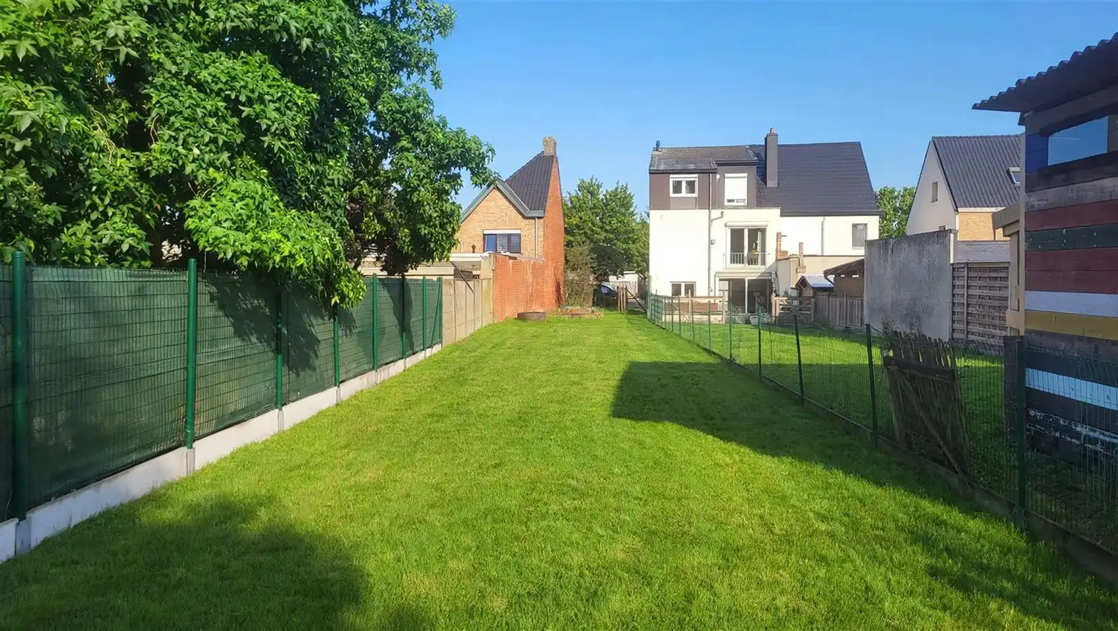 GOED GELEGEN BOUWGROND VAN 387 M² VOOR GESLOTEN BEBOUWING foto {{pictureIndex}}