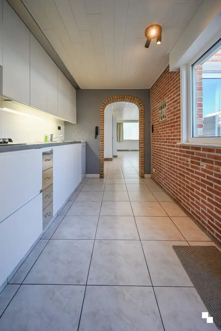 Rijwoning met uitweg achteraan en ruime garage te Izegem foto 11