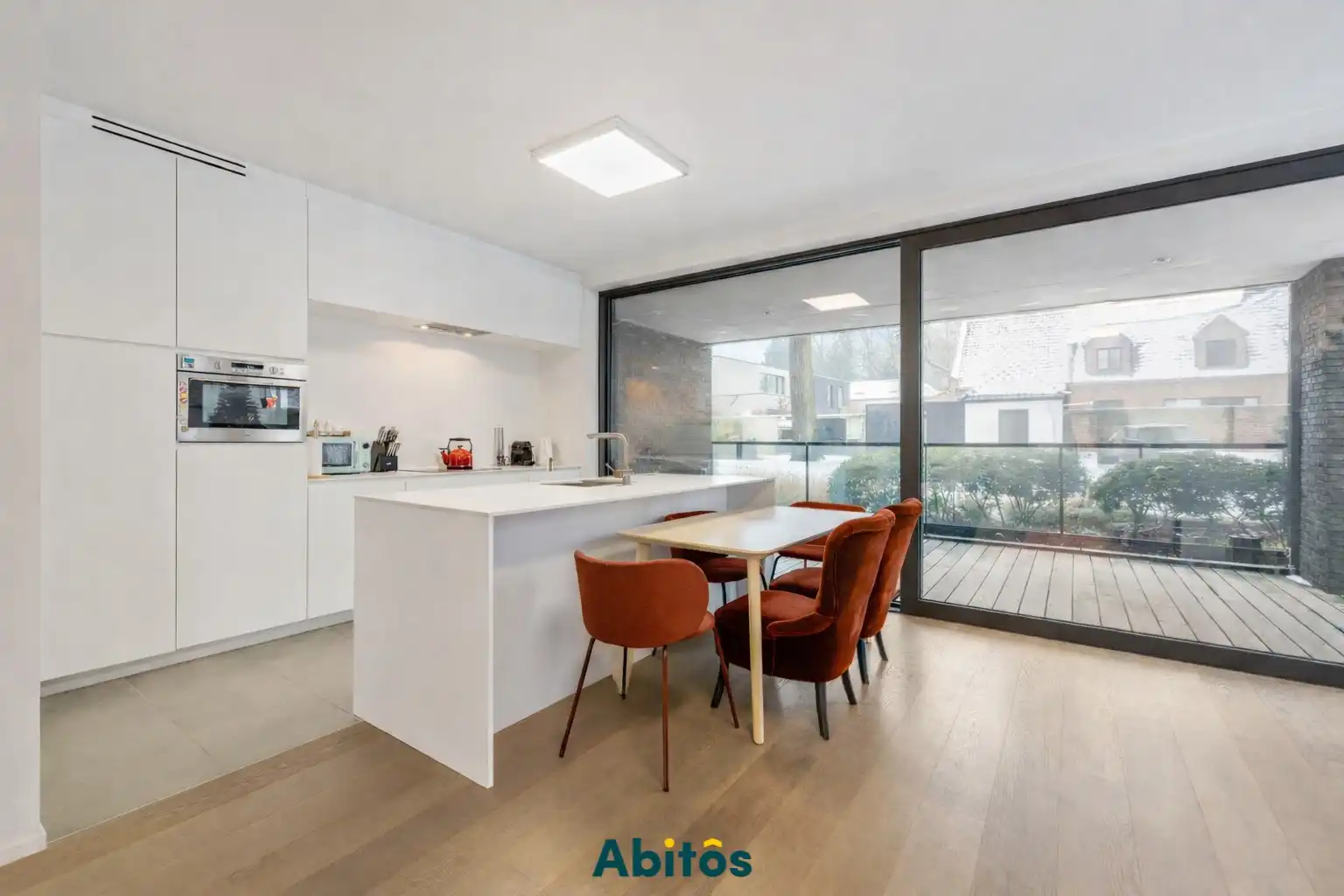 Uniek gelijkvloers appartement in Sint-Denijs-Westrem foto {{pictureIndex}}