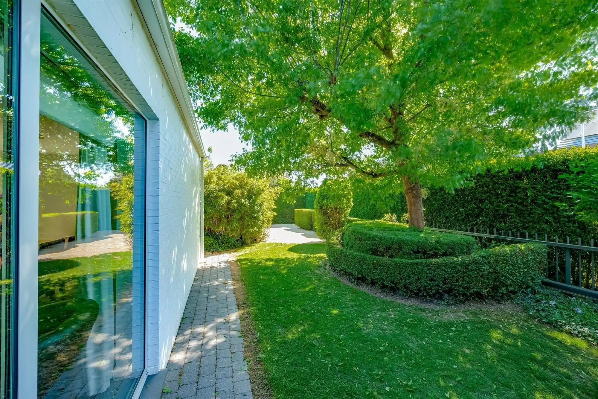 Supergelegen instapklare woning met grote tuin in Boechout foto 8