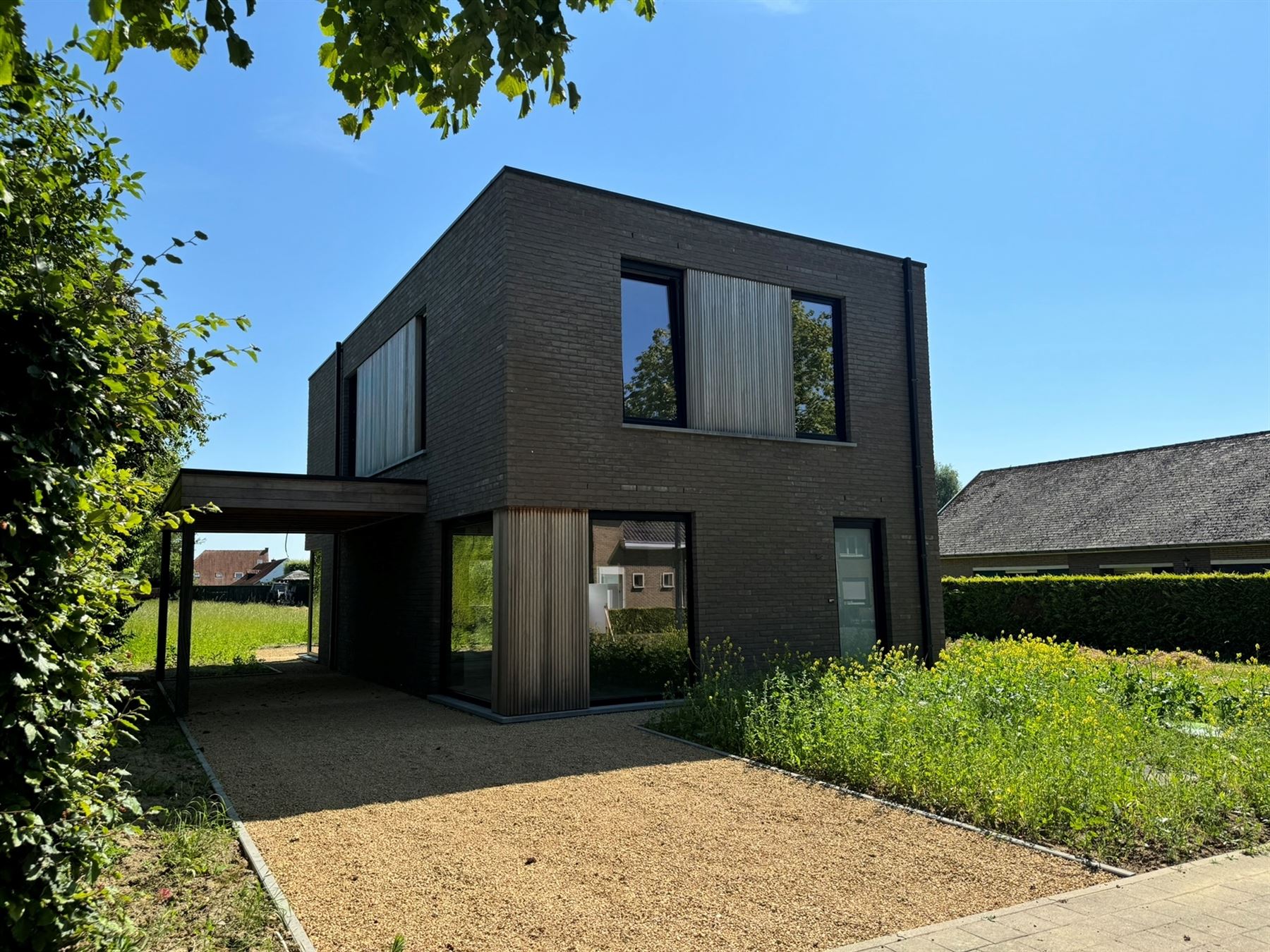 Energiezuinige nieuwbouwwoning met carport in groene omgeving foto 1