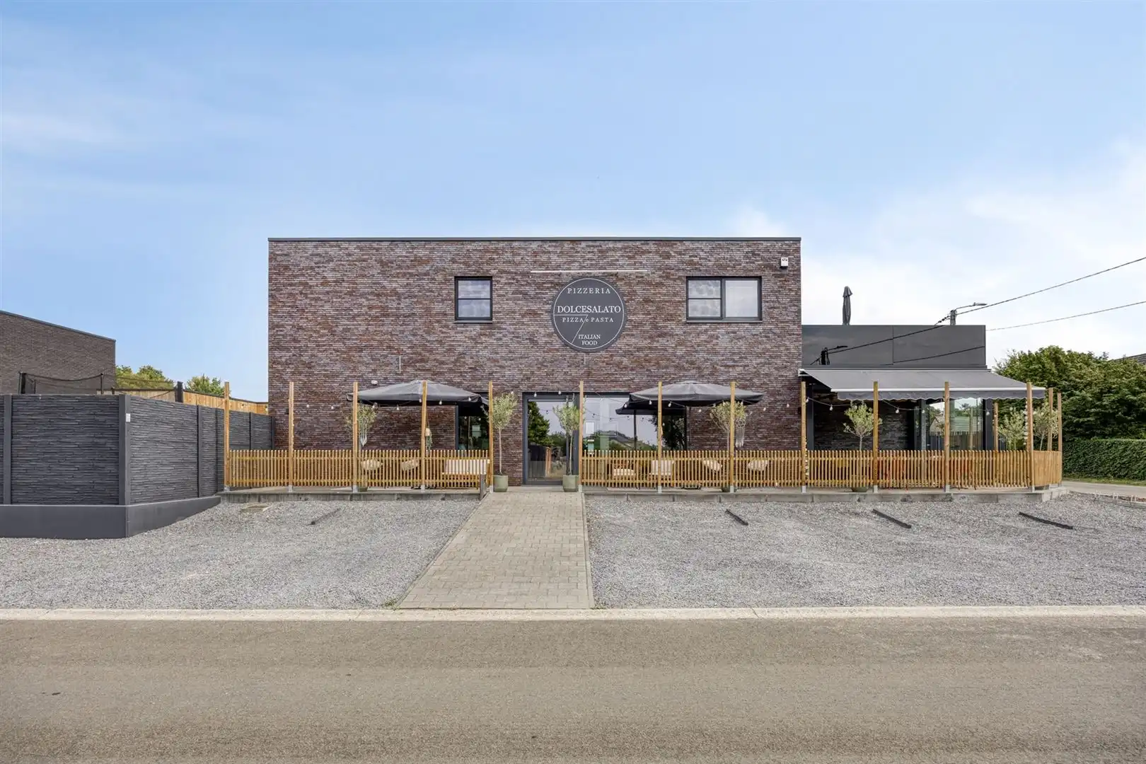 TE KOOP: Handelshuis met pizzeria & appartement in Koersel! foto 2