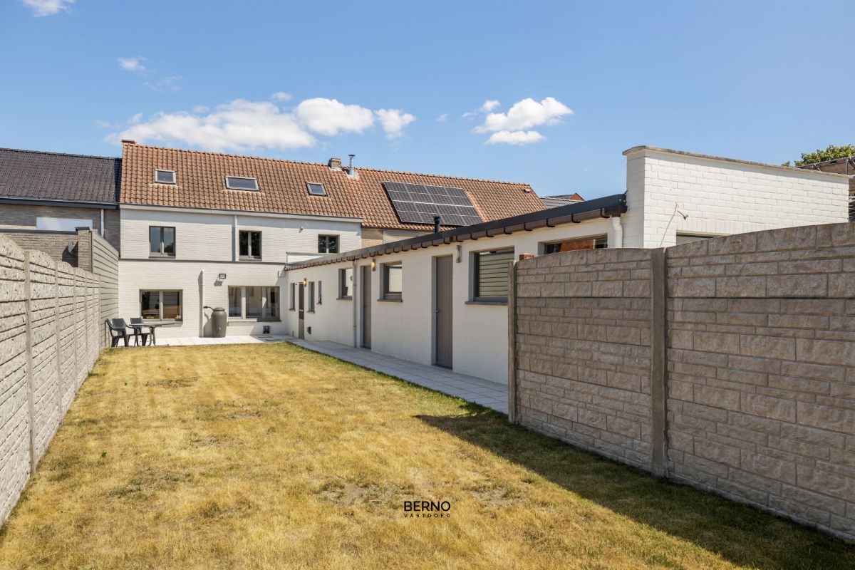 Instapklare rijwoning met 3 slaapkamers, ruime garage en zongerichte tuin. foto 2