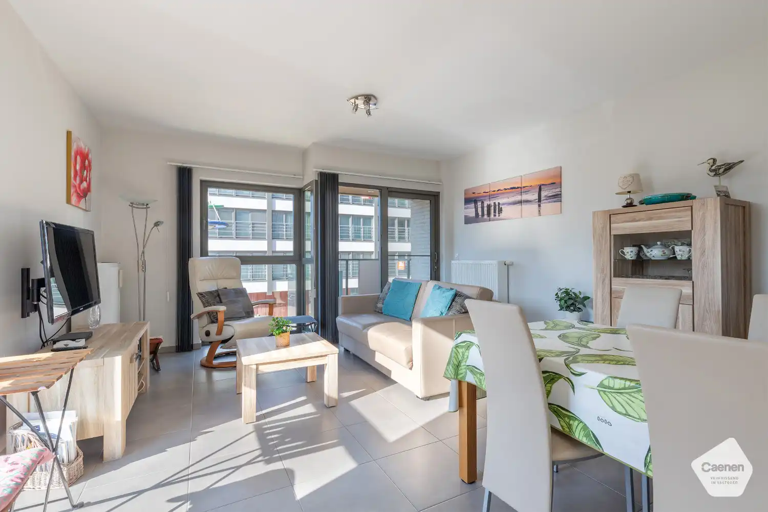 Instapklaar twee slaapkamerappartement met lateraal zeezicht foto {{pictureIndex}}