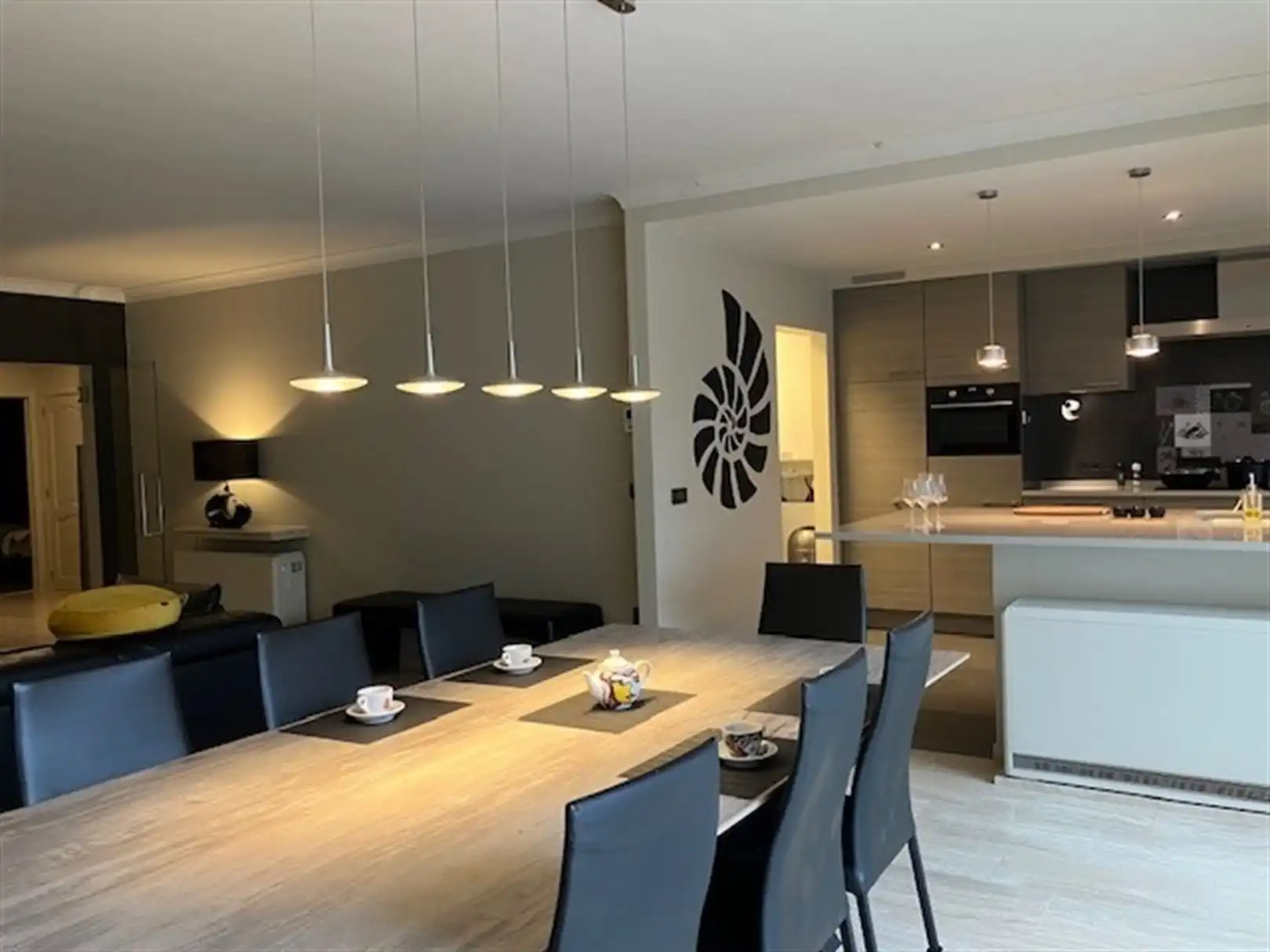 Luxueus gemeubeld 3-slaapkamerappartement met garage foto {{pictureIndex}}