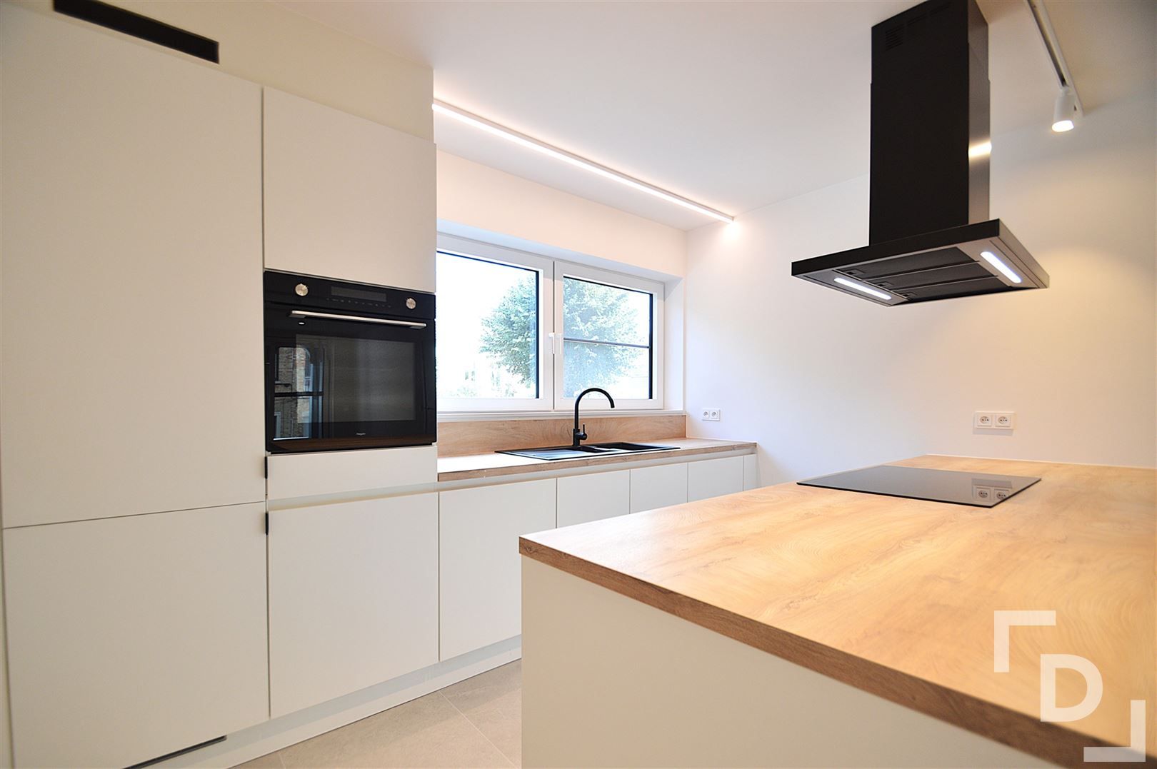 Nieuwbouwappartement van hoogwaardige afwerking met staanplaats te huur in centrum Ieper foto 4