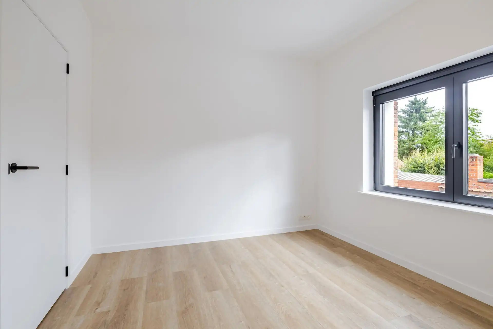 Volledig gerenoveerde stadswoning met 3 slaapkamers en patio in Kortrijk foto 19