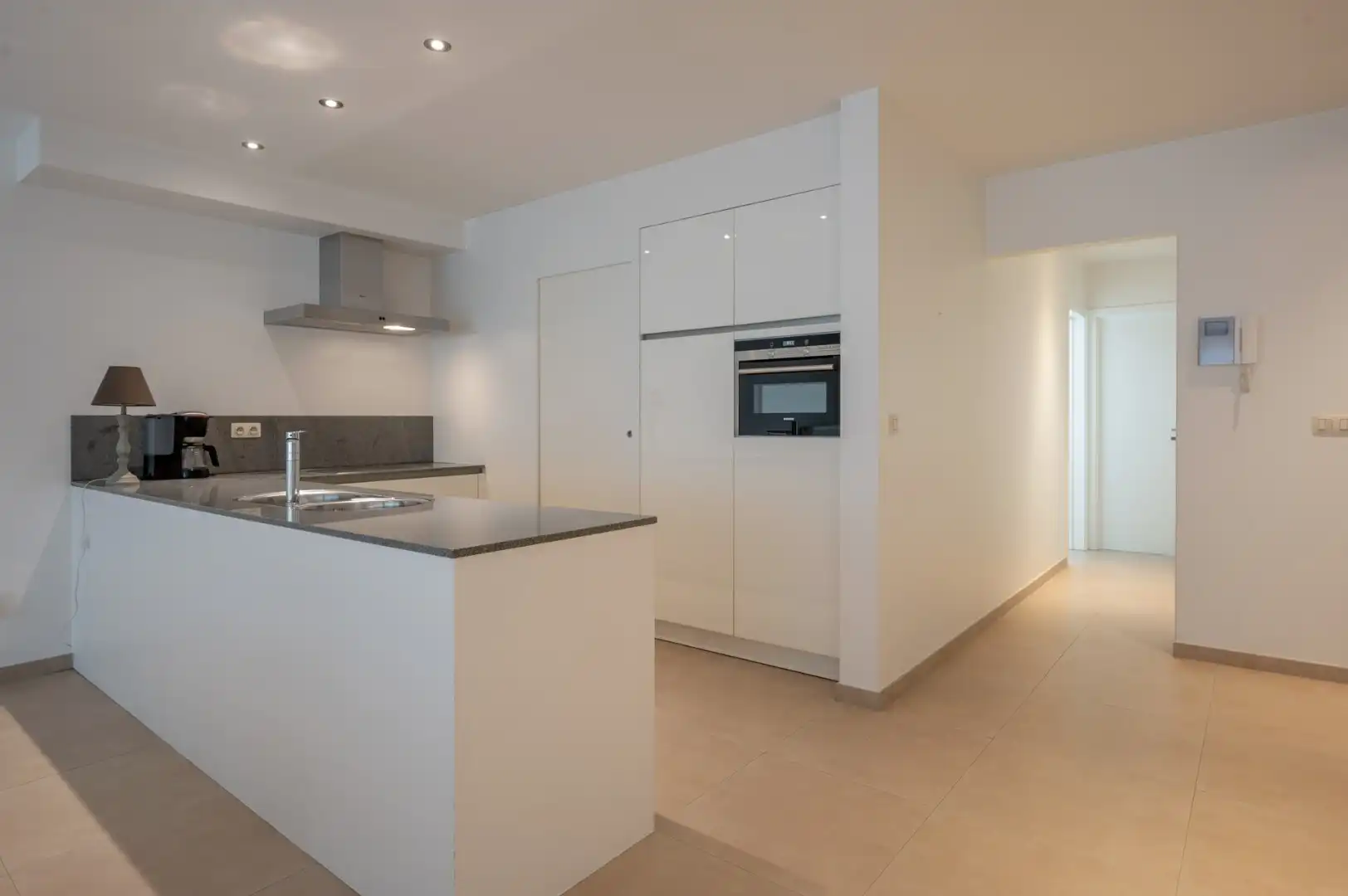 Ruim appartement met zuidgericht terras nabij Lippenslaan, op wandelafstand van de Zeedijk foto 10