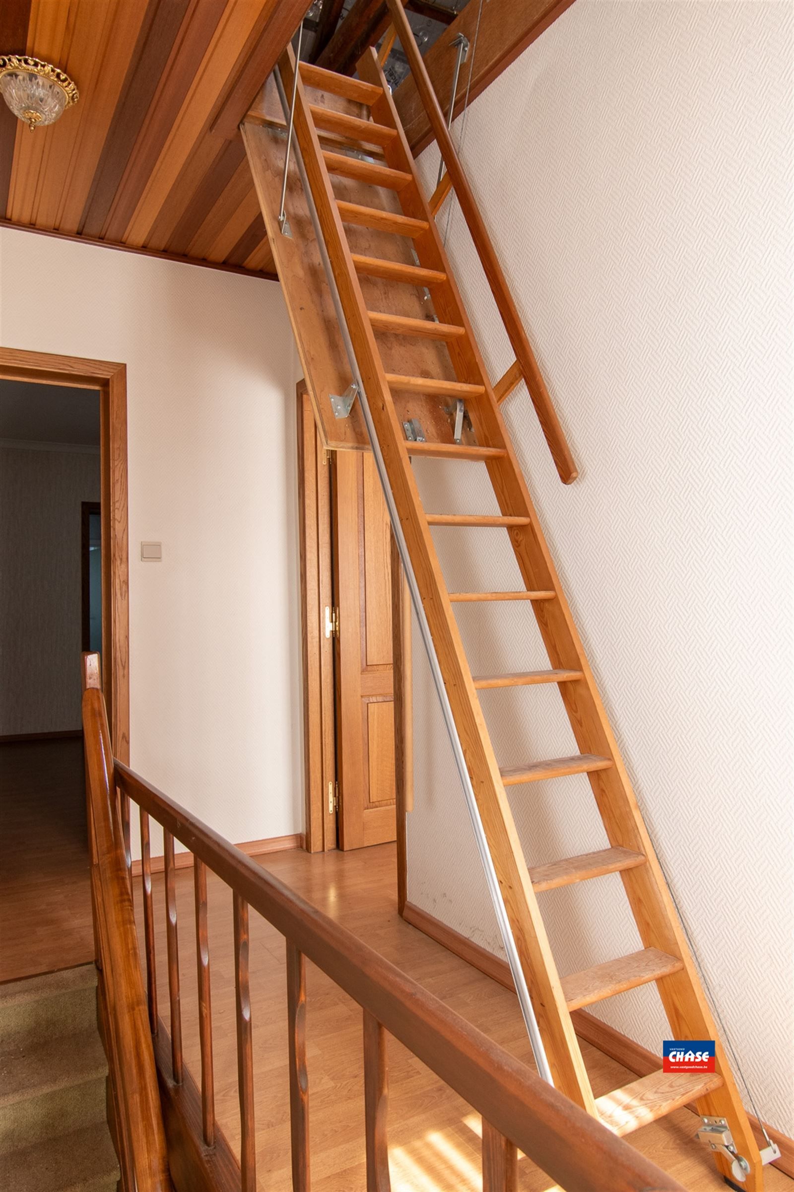 Rijwoning met 2 slpks, zolder en tuin foto 16