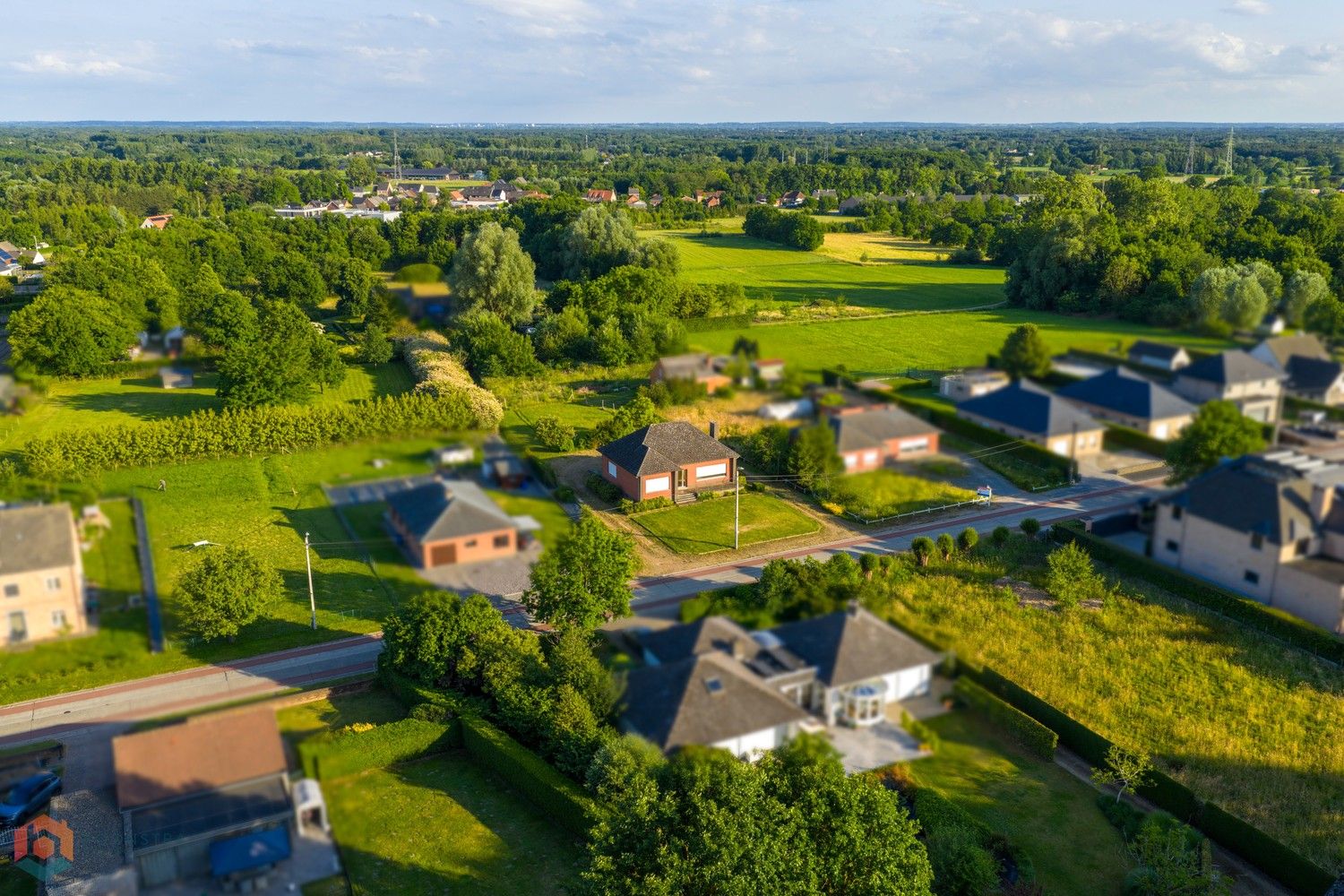 Hoofdfoto van de publicatie: Charmante gezinswoning met 2 (mogelijks meer) slpkrs op een perceel van 4895 m².