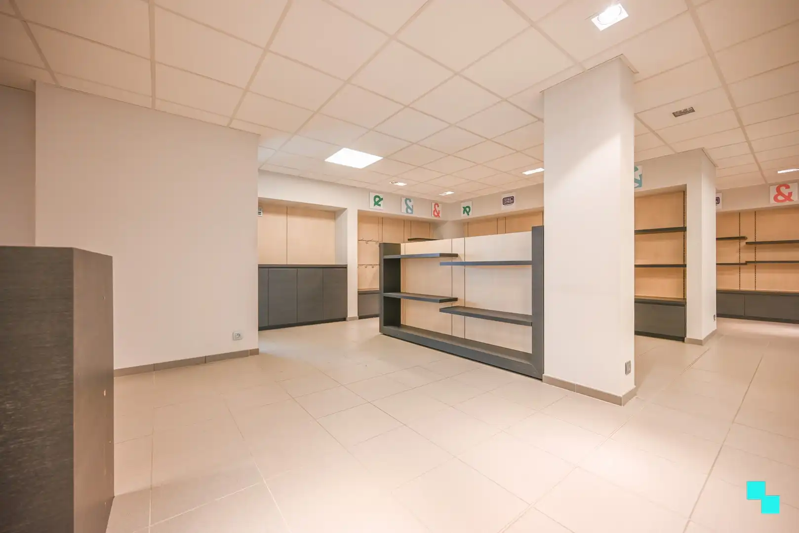 Deels ingerichte handelsruimte op toplocatie te Sint-Andries foto 4