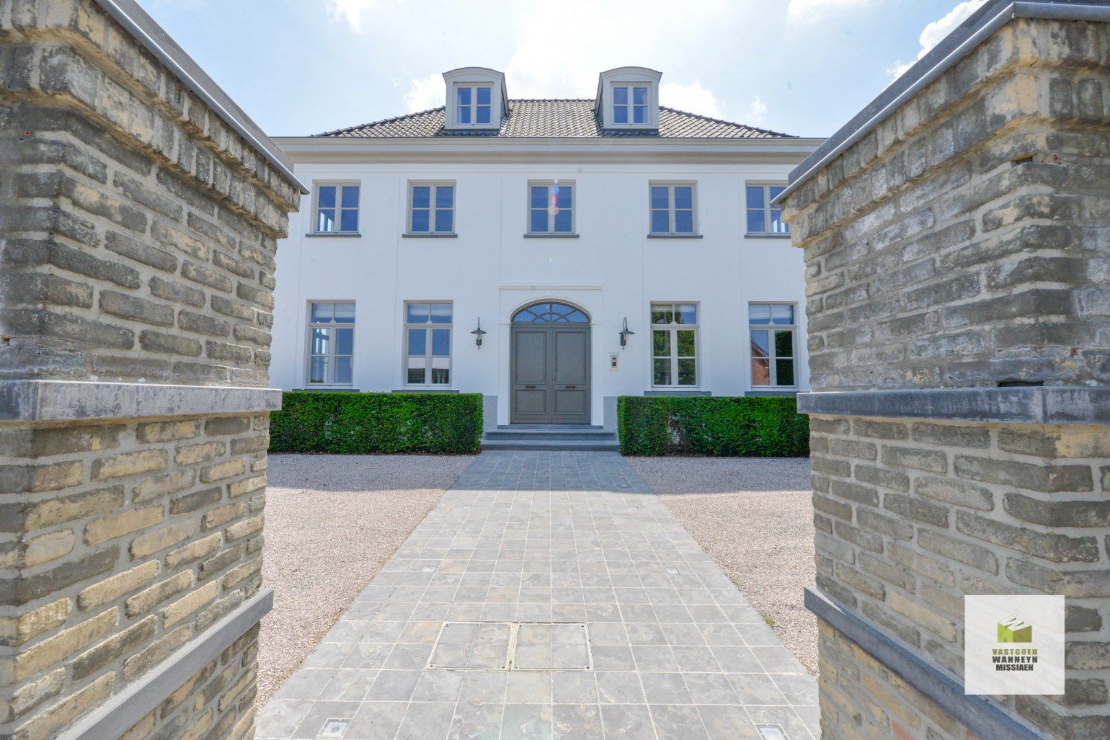 Luxueuze woning met burelen en woonst met zwembad foto {{pictureIndex}}