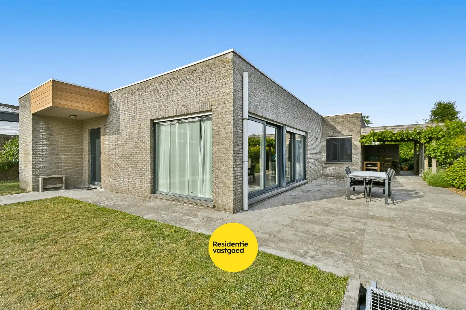 Instapklare en alleenstaande bungalowwoning foto 3