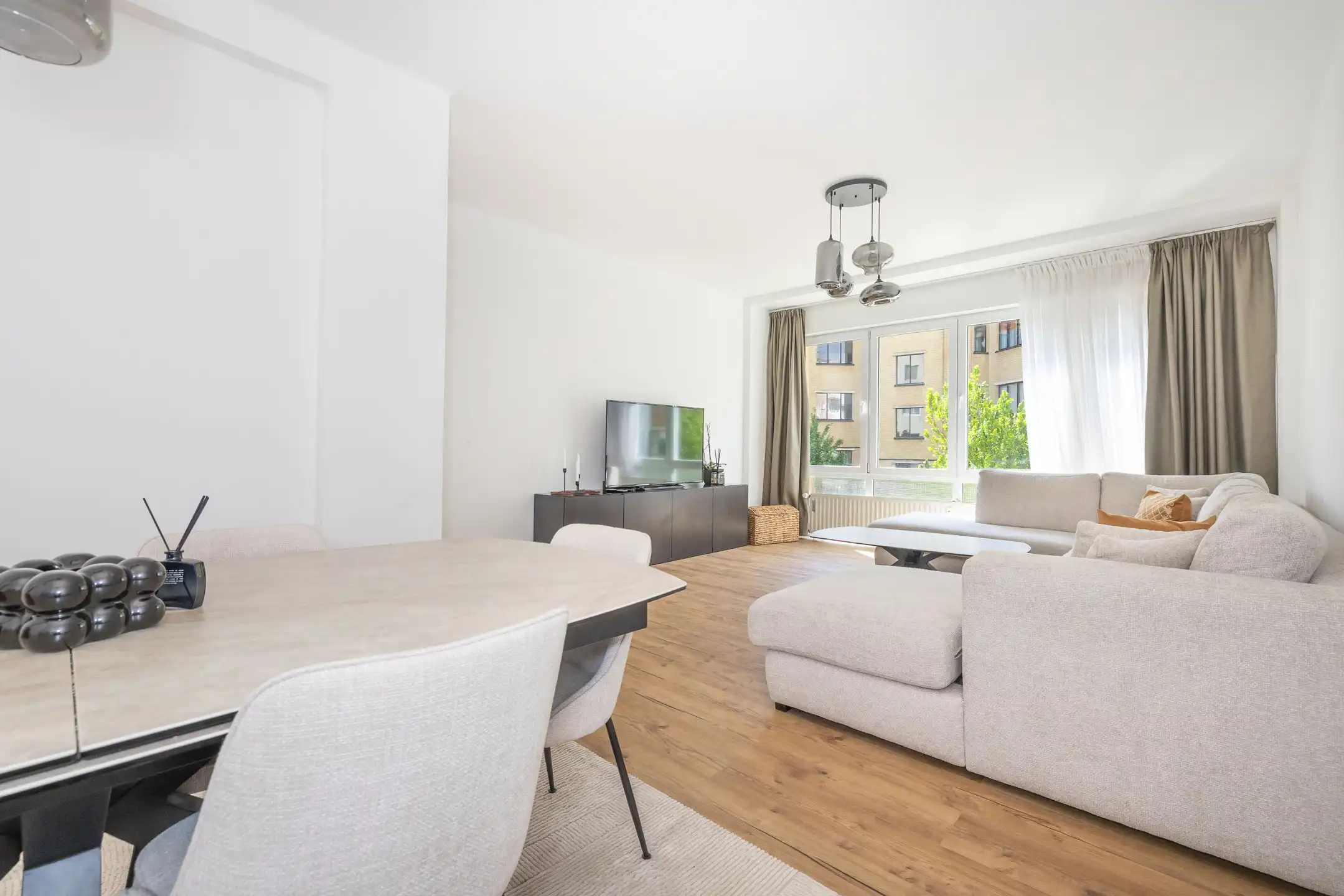 APPARTEMENT MET 2 SLAAPKAMERS TUSSEN MOLIERE EN VDK foto {{pictureIndex}}