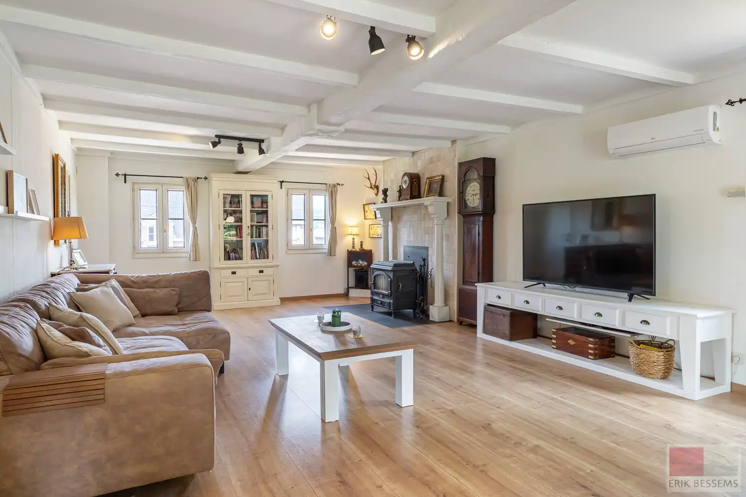 Prachtig gerenoveerde woning/landhuis (van 2011 t.e.m. 2025) gelegen op een ruim perceel van maar liefst circa 6000m2 foto 8