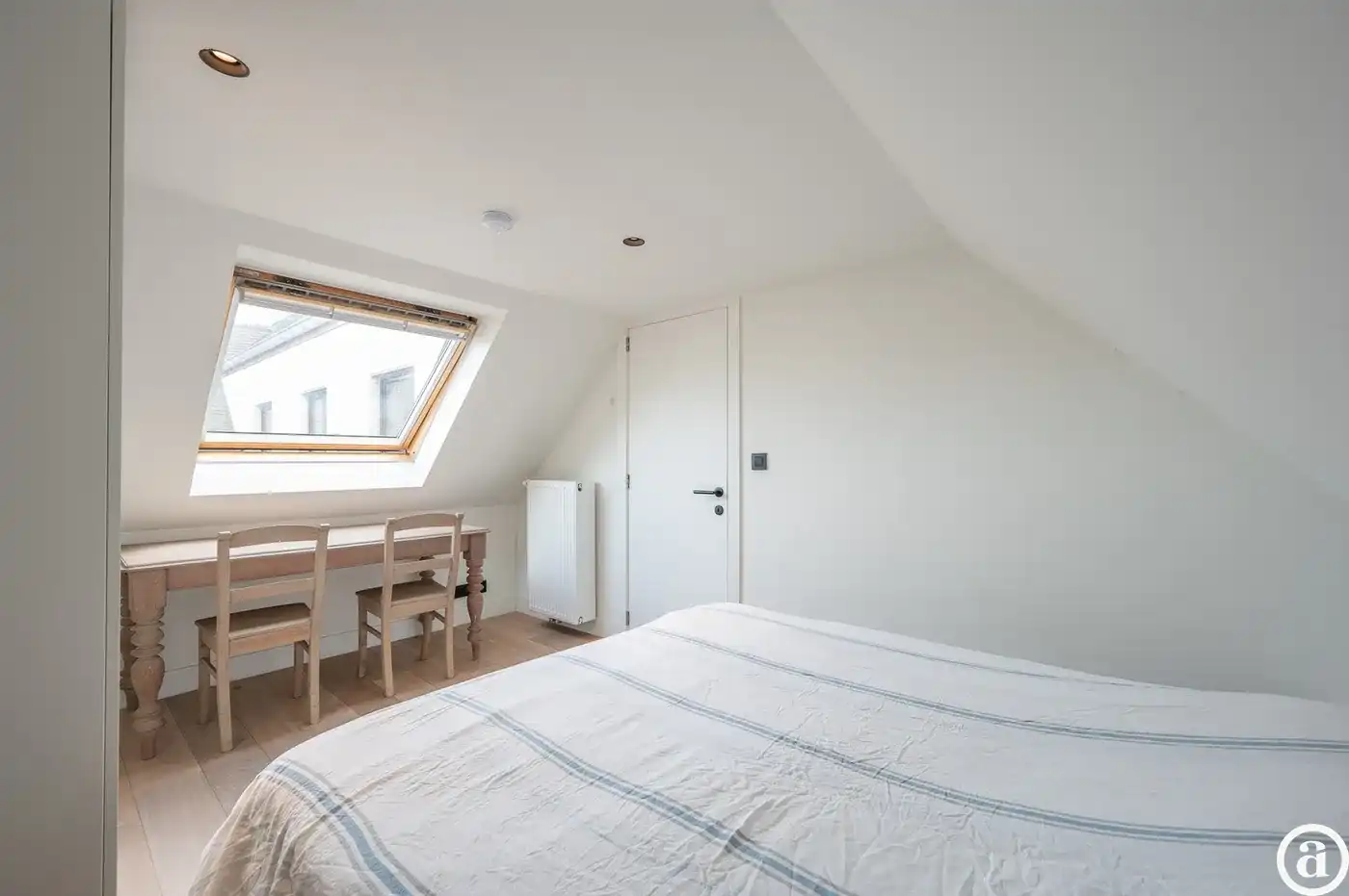 Ruime, recente hoekwoning gelegen vlakbij de groentenmarkt   foto 15
