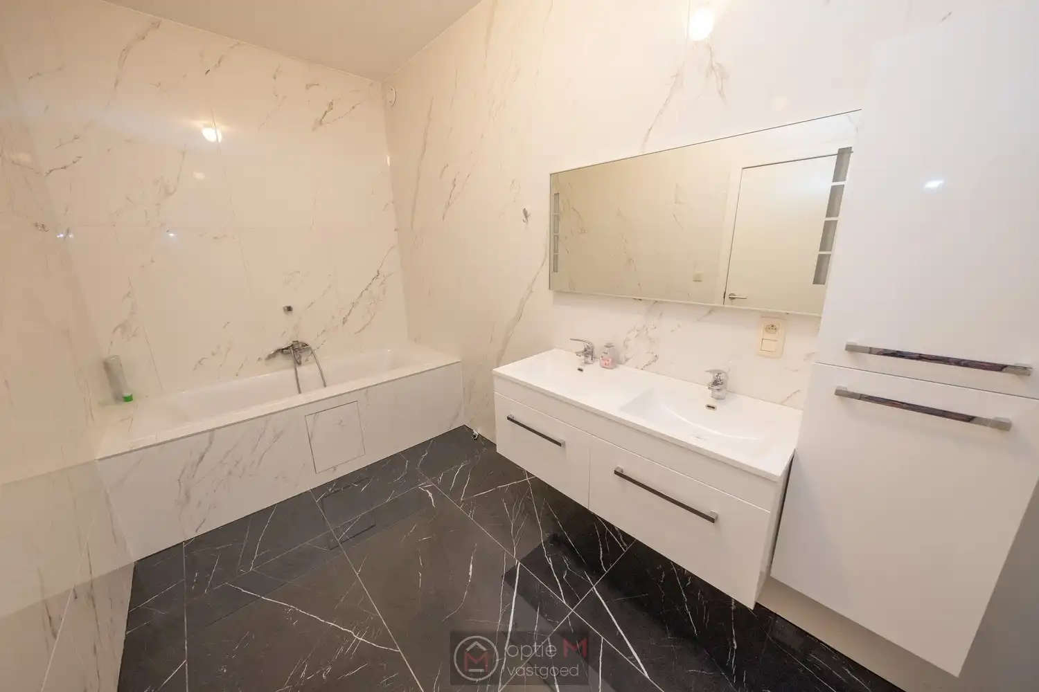 RUIM GELIJKVLOERS APPARTEMENT MET 2 SLPKS EN TUIN MET TERRAS. foto 8