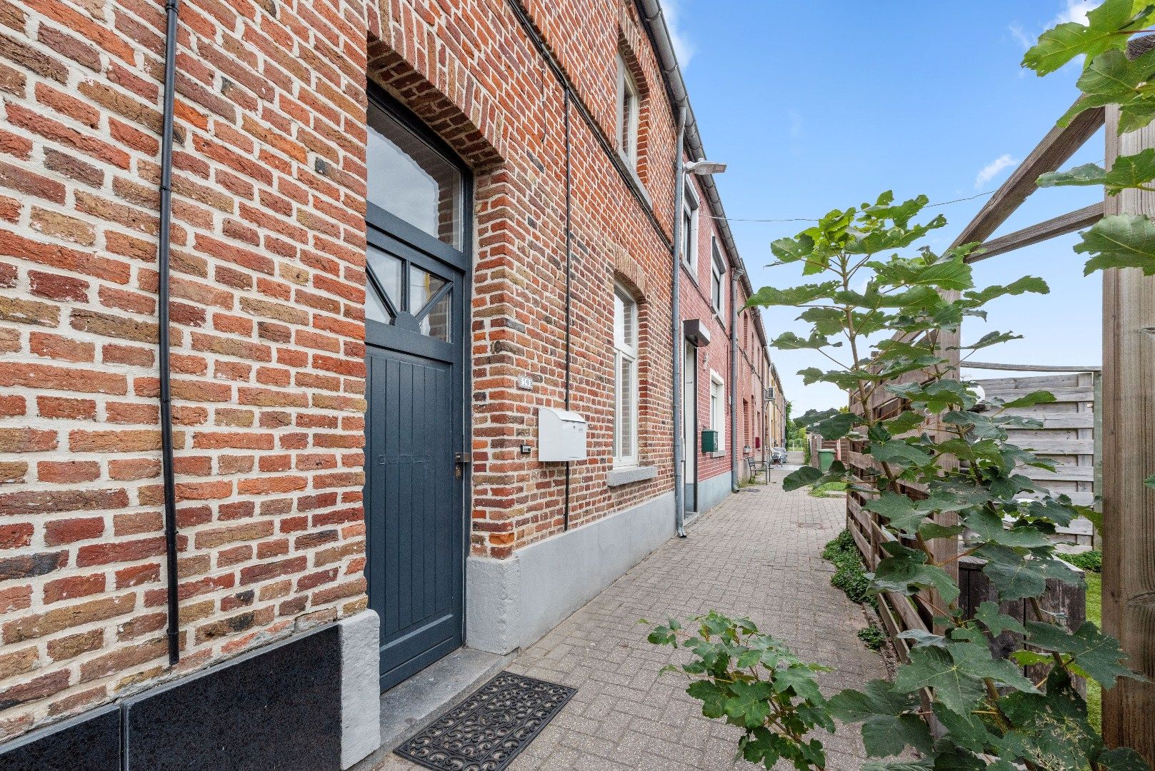 Instapklare, energiezuinige (EPC B) gezinswoning met privéparking en tuin foto {{pictureIndex}}