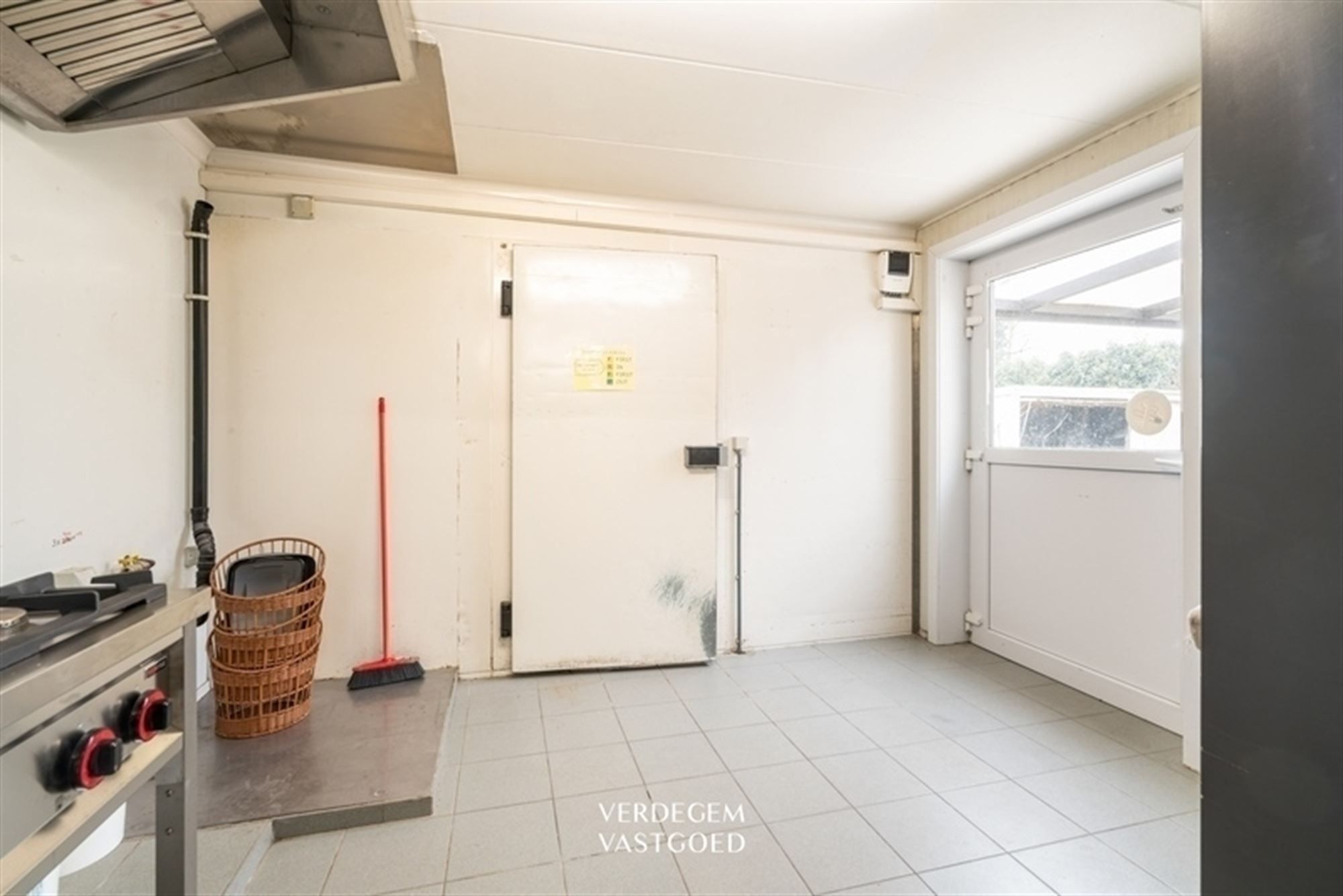 Wonen en werken op een unieke locatie: handelsgelijkvloers met appartement en tuin foto 10