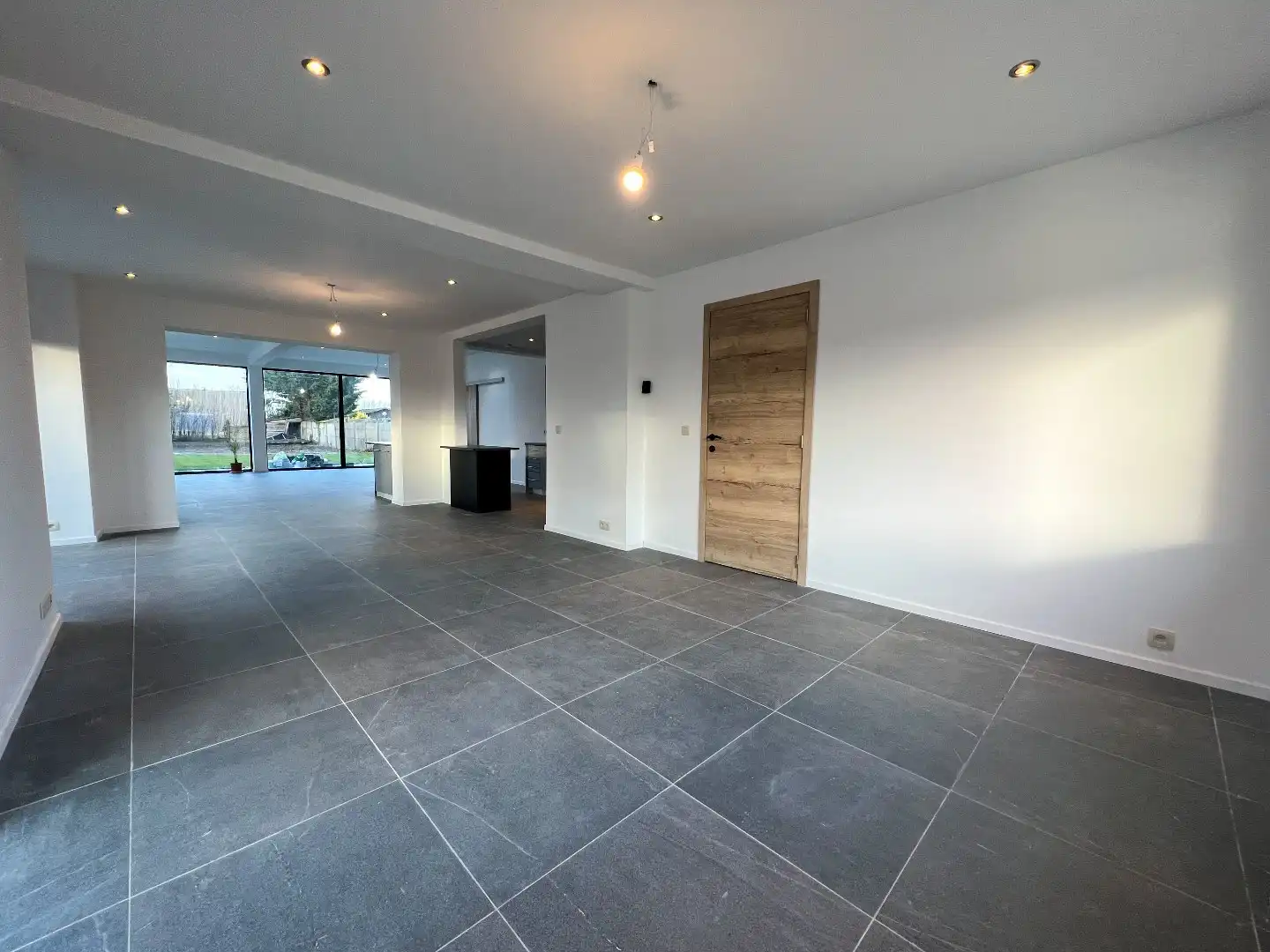 Volledig vernieuwde woning met 3 slpk. en  zuid-west gerichte tuin, goed gelegen vlakbij het commerciële centrum van Knokke en het station. foto 7