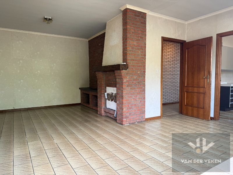 Te renoveren, ruim, centraal en toch rustig gelegen glvl 2-slpkapp met ruim terras nabij centrum Halveweg Zonhoven foto 6