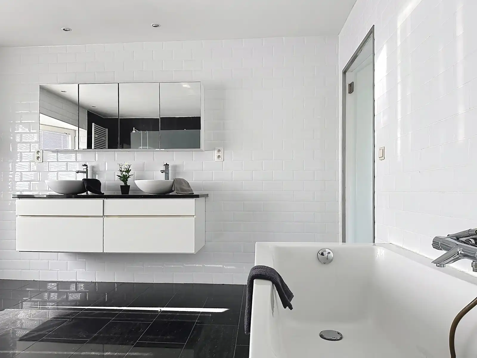 Instapklare, gerenoveerde woning met gezellige koer in hartje Niel! foto 19