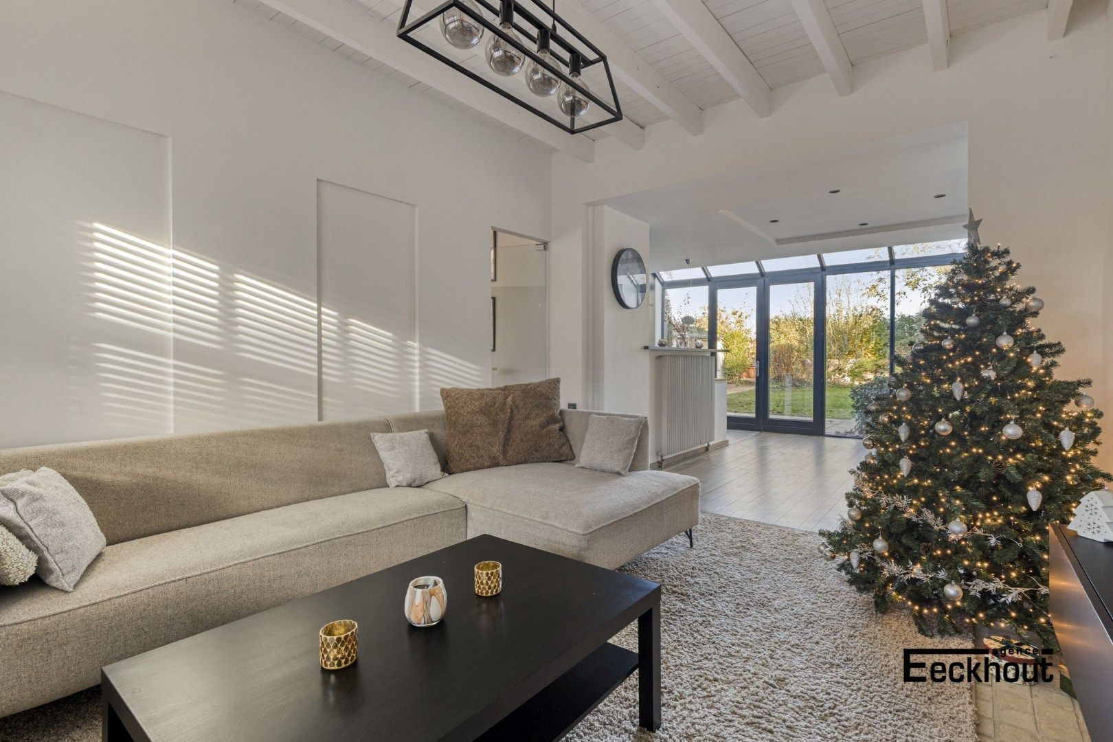 Ruime halfopen woning met prachtige aangelegde tuin en carport voor 2 wagens! foto 9