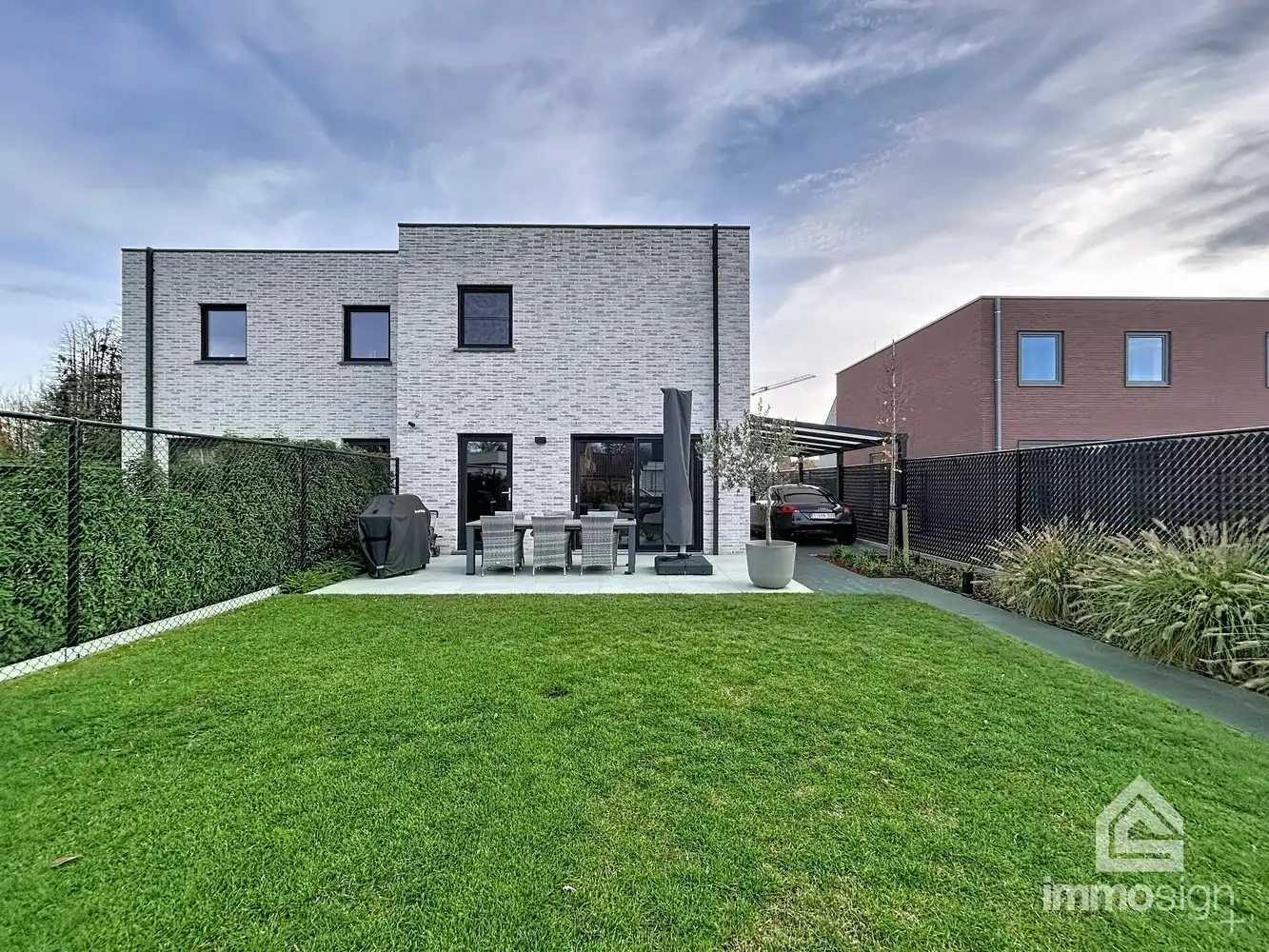 Instapklare, moderne gezinswoning in jonge, rustige buurt te Peer voorzien van tal van troeven foto {{pictureIndex}}