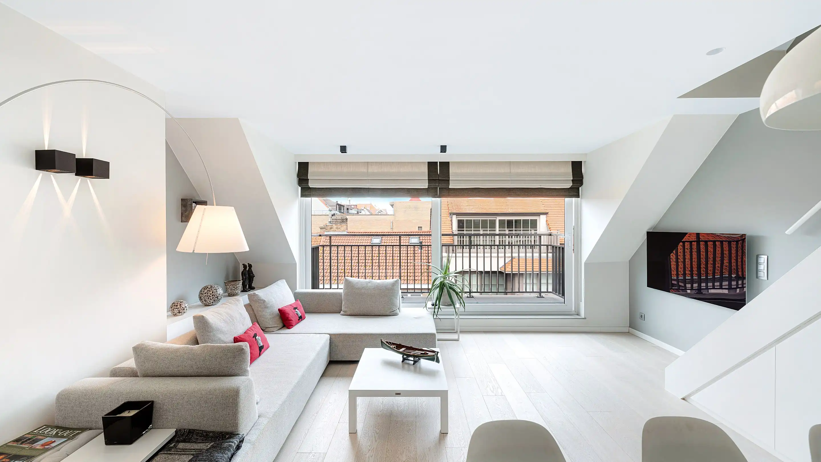 Zeer recent en mooi  duplex dakapp. in perfecte staat  met groot zuidgericht terras dichtbij de Lippenslaan. foto {{pictureIndex}}