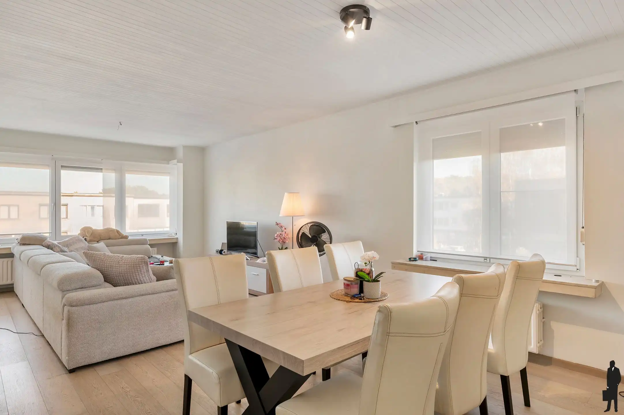 Appartement met terras + garage te Hoevenen! foto 2