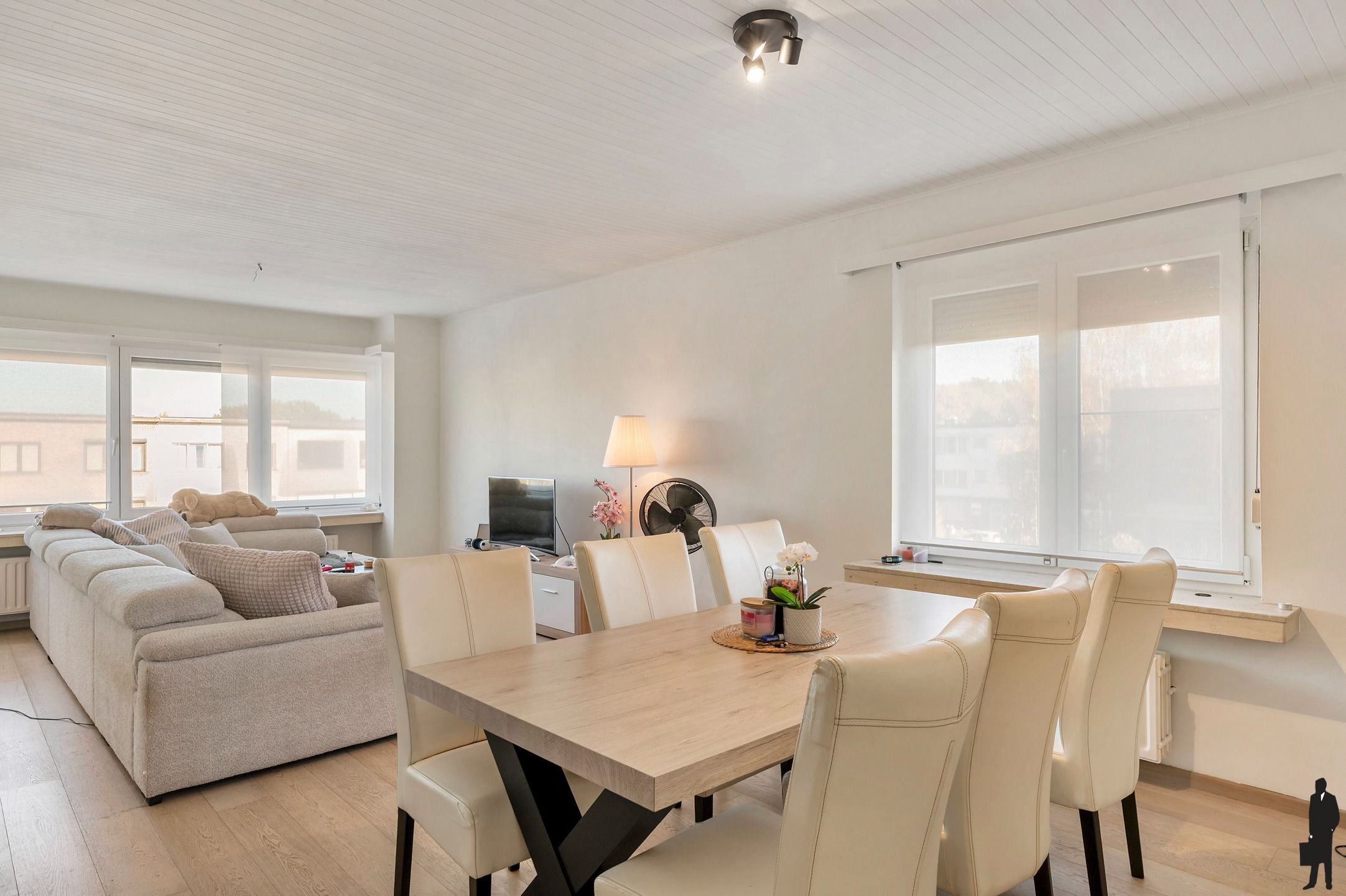 Appartement met terras + garage te Hoevenen! foto 2