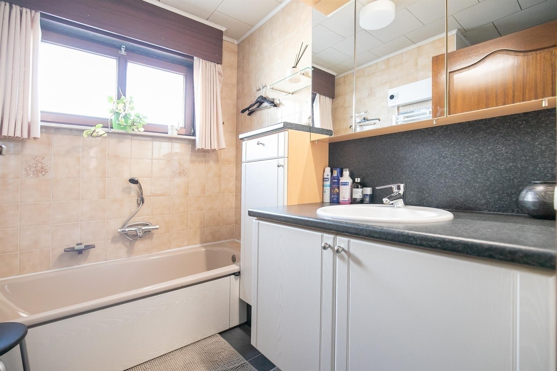 Instapklare open bebouwing met 3 slaapkamers, 2 garages en zicht op de velden! foto 6