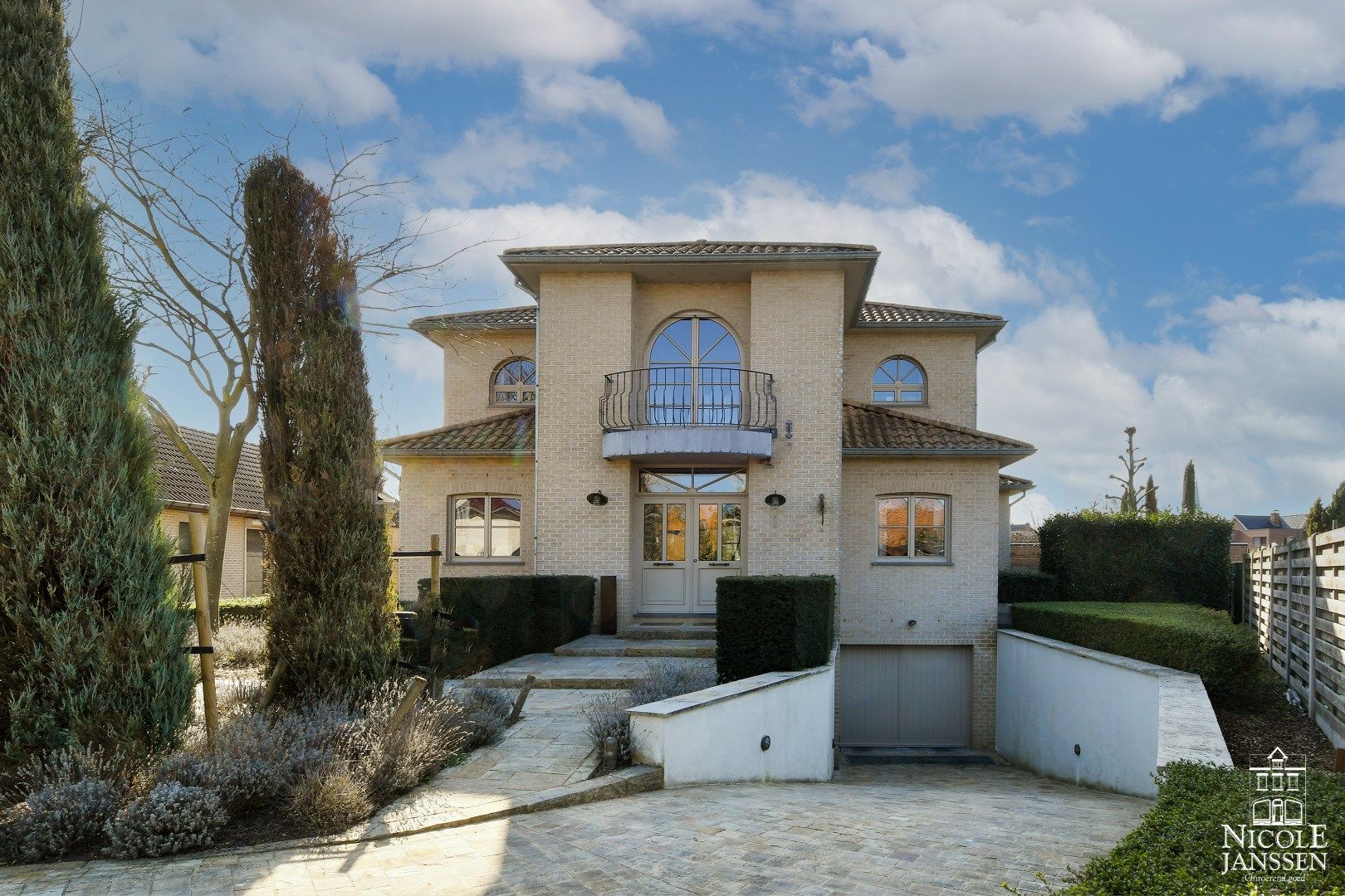 Kwalitatief afgewerkte en instapklare villa met mooi aangelegde tuin nabij het centrum  foto {{pictureIndex}}