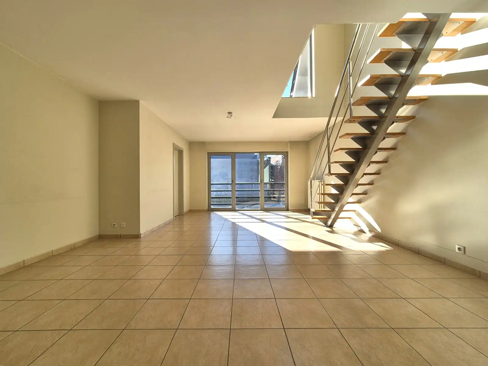 2 SLPK+bureau aan vide, geen inkijk en ruim terras op zuiden foto {{pictureIndex}}