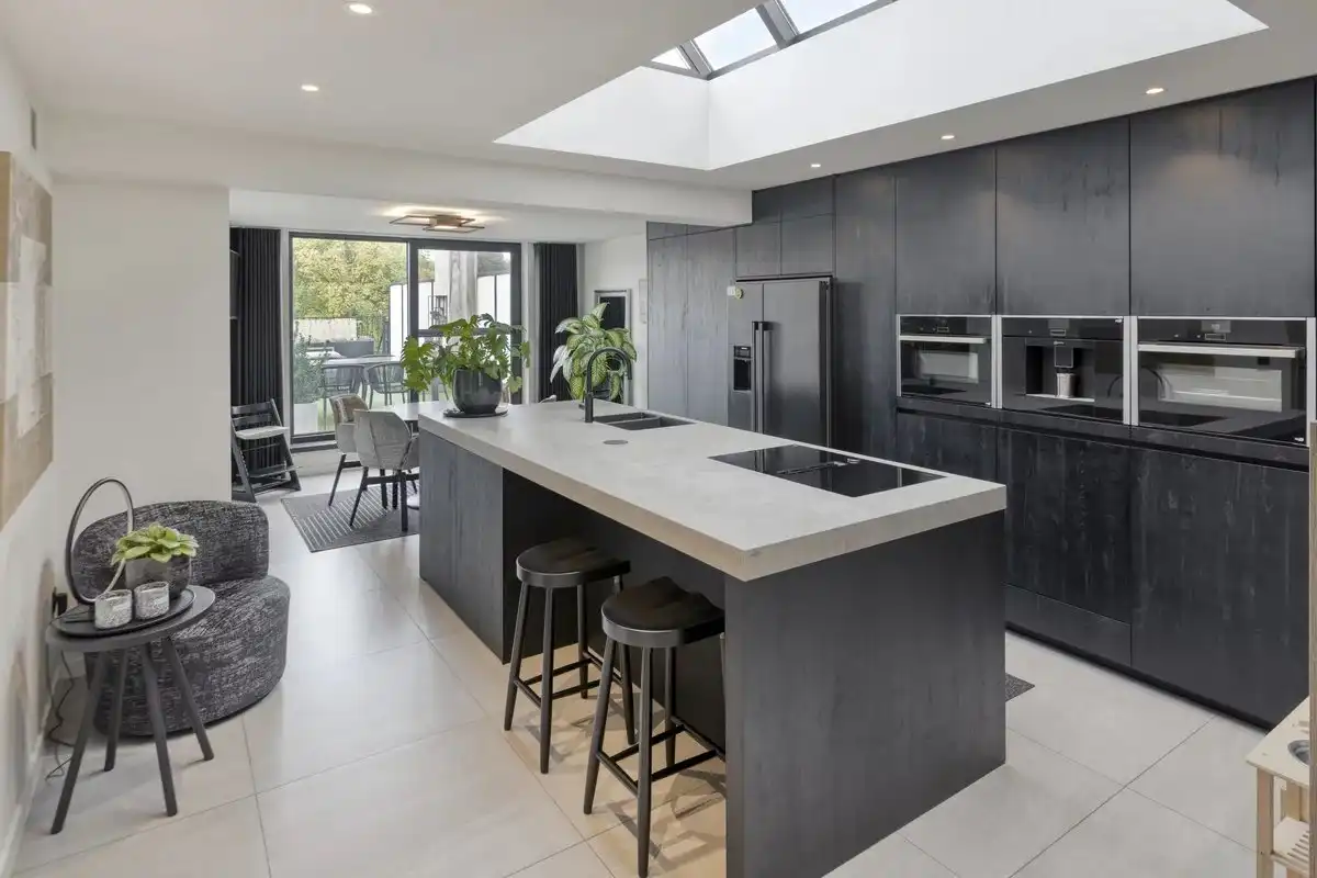 Zeer ruim handelspand met tuin en exclusief triplex  appartement met privé-lift en 2 slaapkamers, garage en staanplaats. foto 10