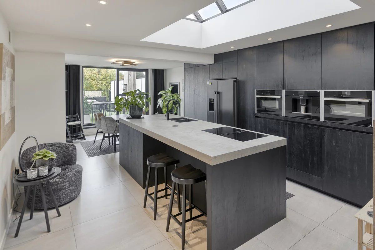 Zeer ruim handelspand met tuin en exclusief triplex  appartement met privé-lift en 2 slaapkamers, garage en staanplaats. foto 10