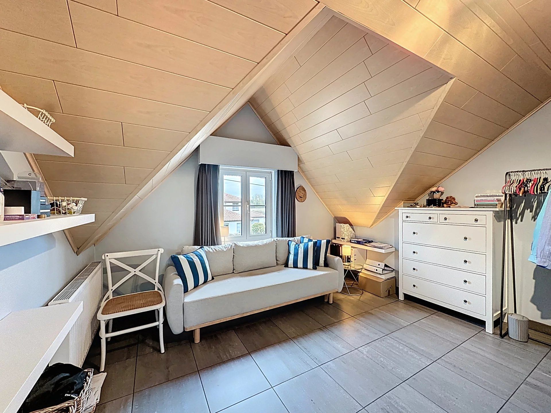 Prachtige landelijke gelegen vrijstaande woning uit 2001, gelegen op een perceel van 16a 43ca. Deze woning biedt comfort, ruimte en privacy met hoogwaardige afwerking en moderne gemakken. foto 35